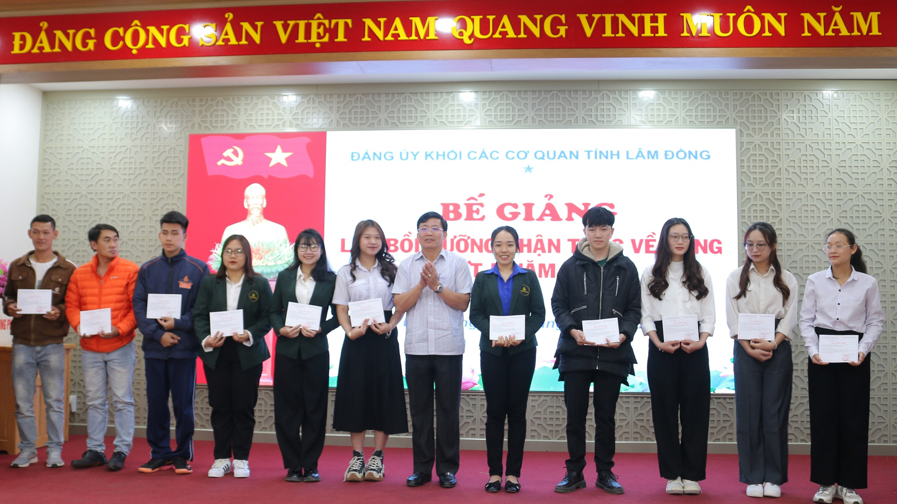 63 học viên hoàn thành Lớp Bồi dưỡng nhận thức về Đảng đợt 1 năm 2024