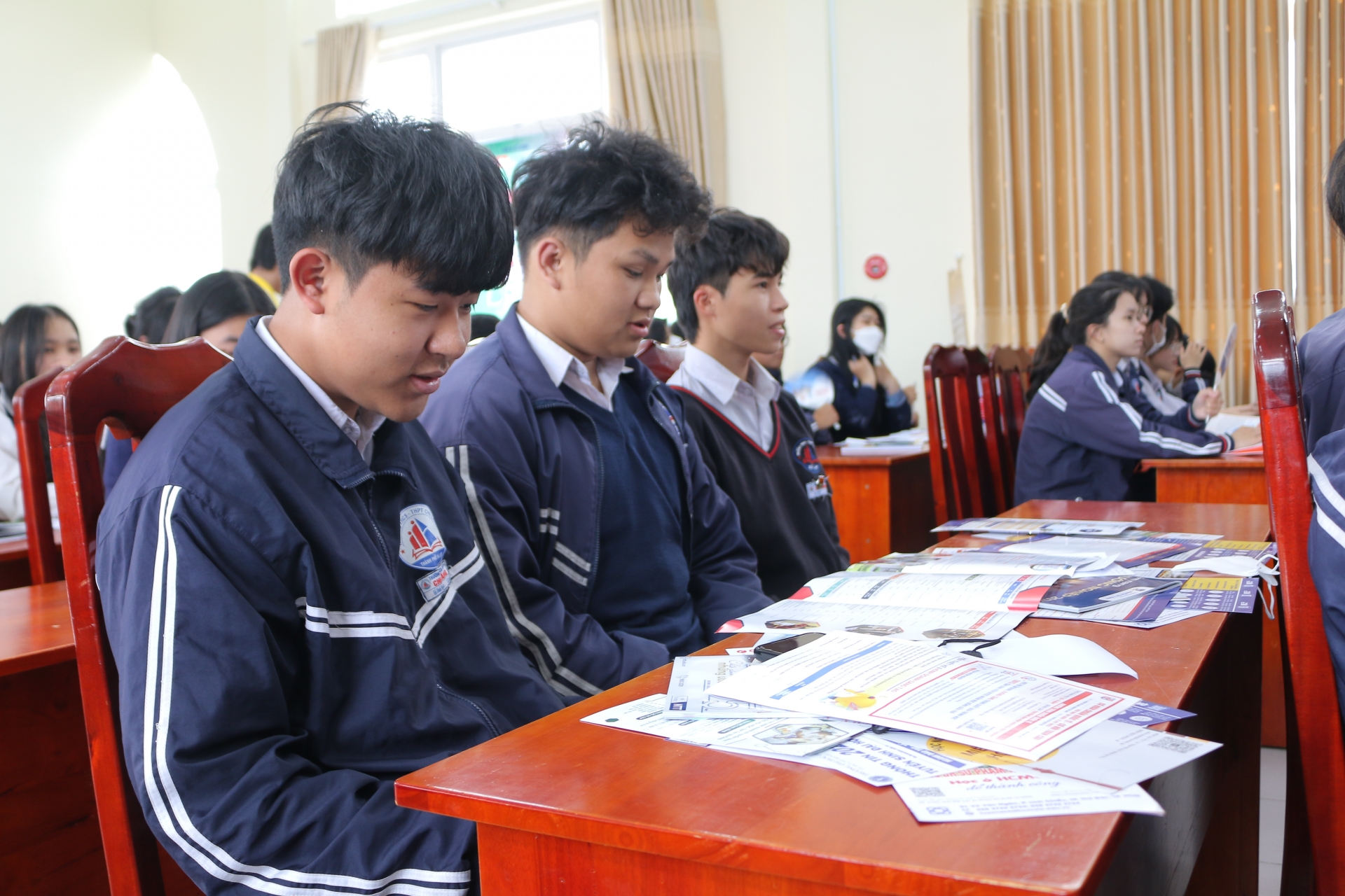 Học sinh Trường THCS - THPT Chi Lăng tìm hiểu về ngành nghề đào tạo của các trường