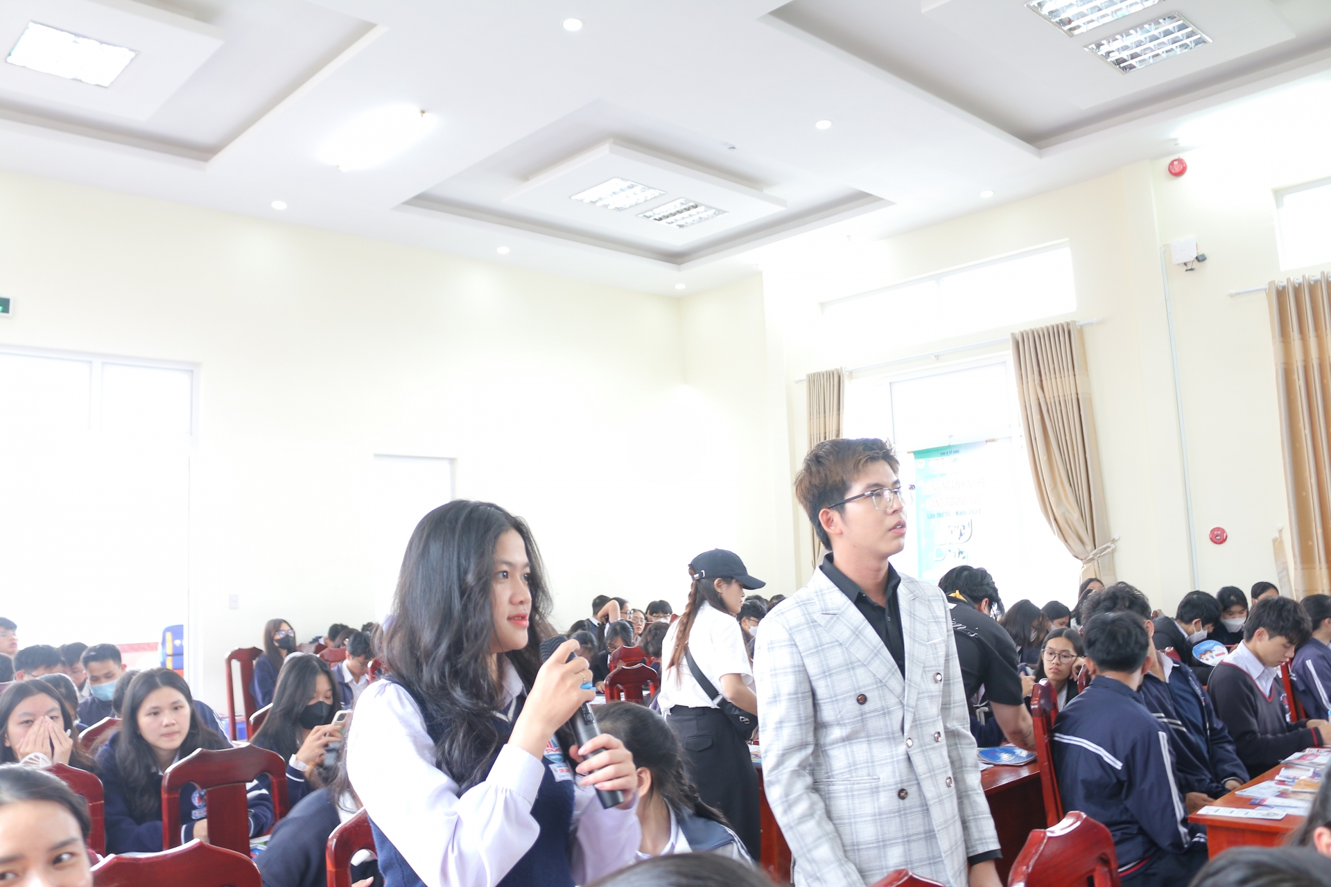 Học sinh Trường THCS - THPT Chi Lăng đặt câu hỏi liên quan đến cácngành nghề đào tạo của các trường