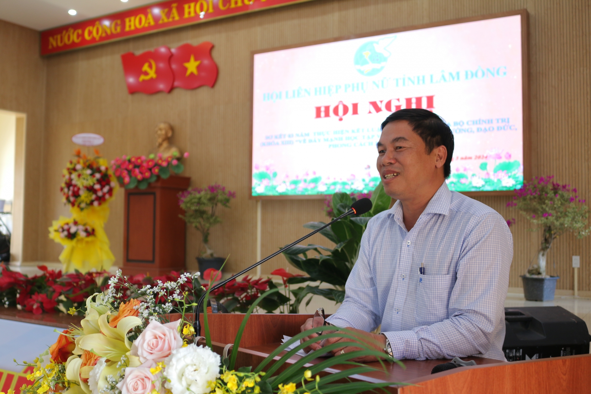 Ông Nghiêm Xuân Đức - Phó Bí thư Thường trực, Chủ tịch HĐND TP Bảo Lộc phát biểu chào mừng