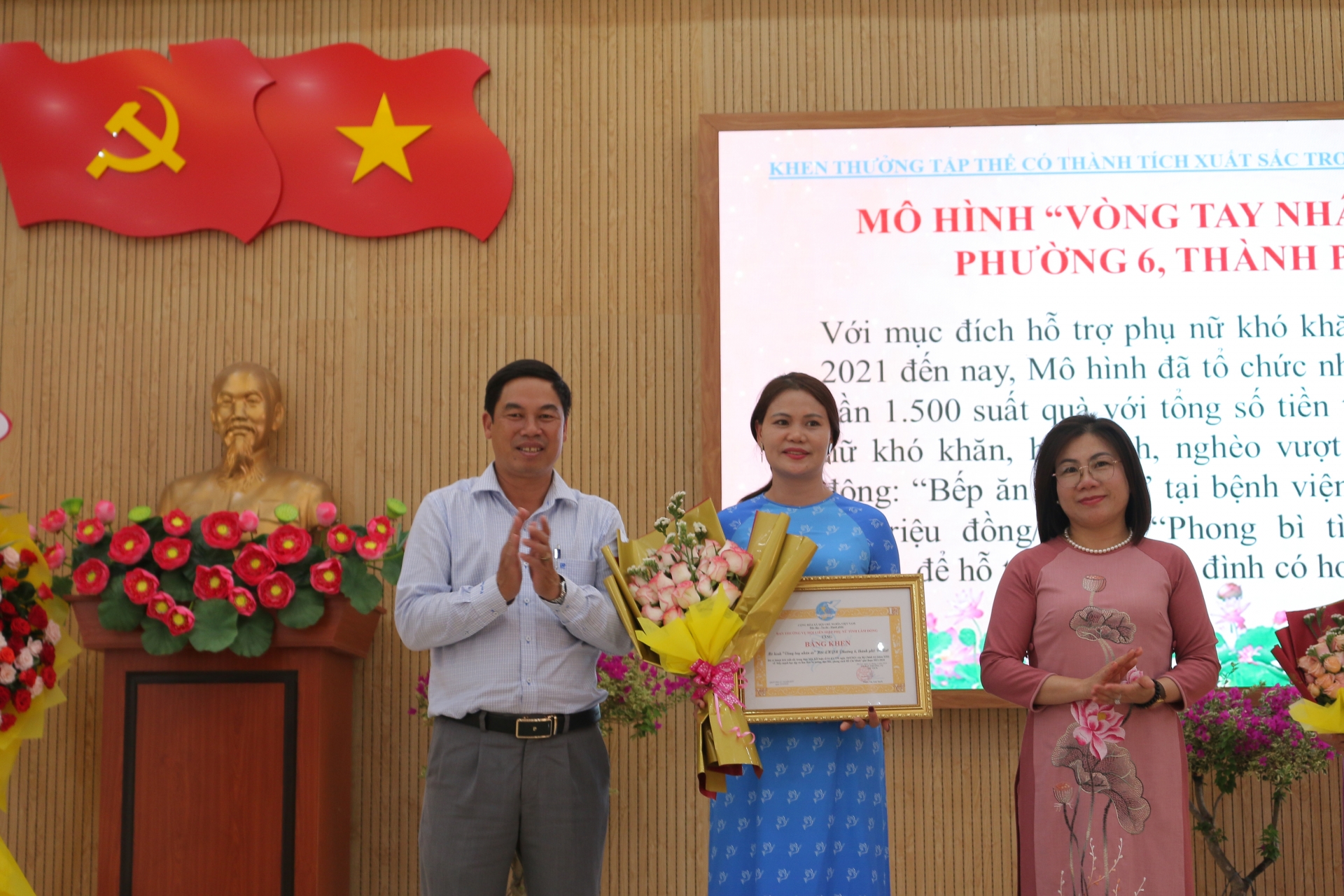 Bà Nguyễn Thị Phương Thảo - Phó Chủ tịch Hội LHPN tỉnh và ông Nghiêm Xuân Đức - Phó Bí thư Thường trực Thành ủy, Chủ tịch HĐND TP Bảo Lộc tặng hoa và bằng khen cho các tập thể xuất sắc