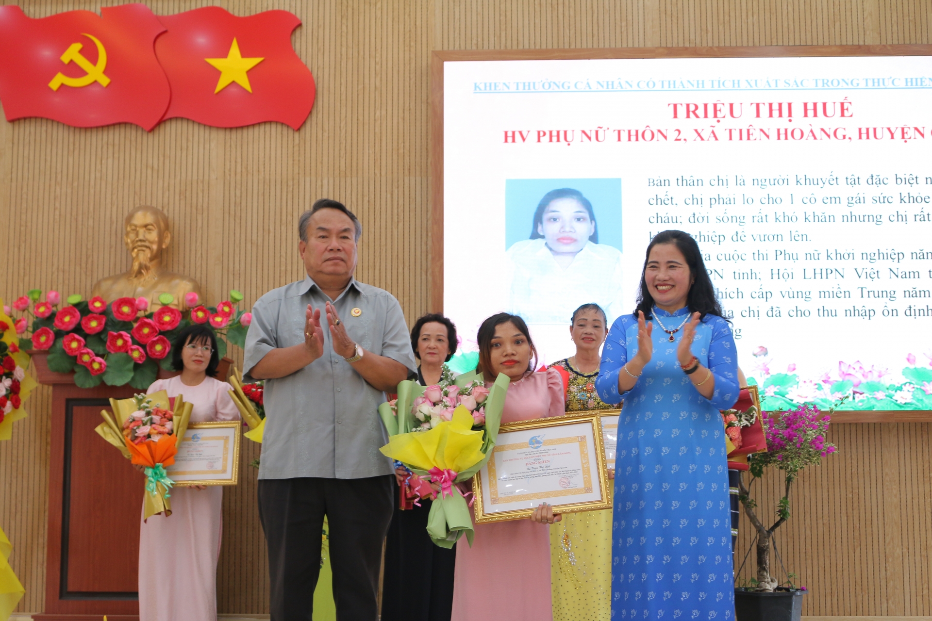 Bà Phạm Thị Ánh Tuyết - Chủ tịch Hội LHPN tỉnh và ông Dương Công Hiệp - Phó Chủ tịch Hội Cựu chiến binh tỉnh tặng hoa và bằng khen cho hội viên phụ nữ khuyết tật có nhiều nỗ lực vươn lên trong cuộc sống