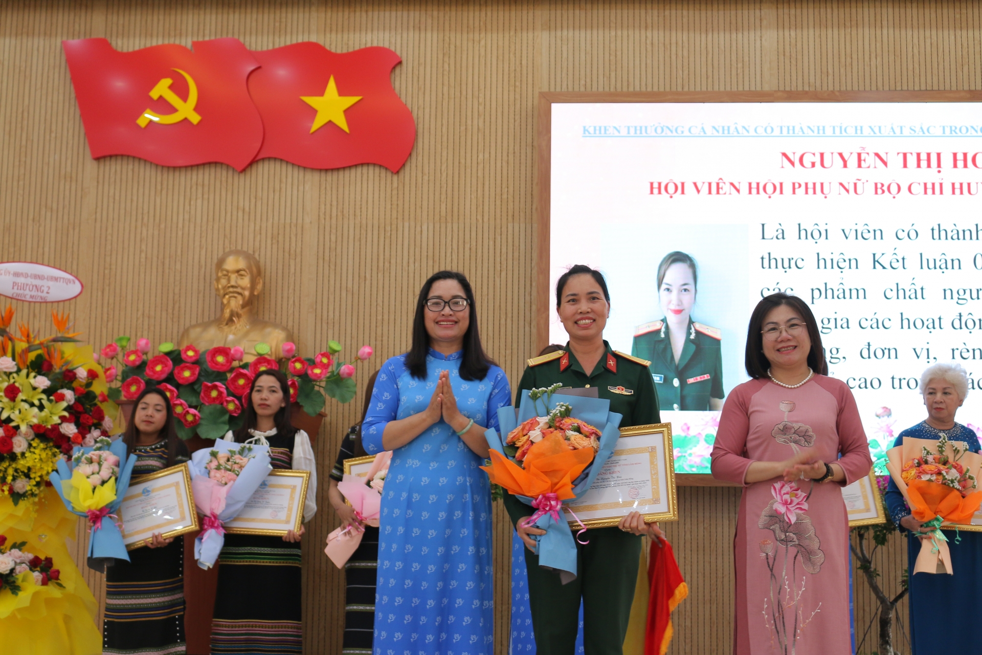 Bà Nguyễn Thị Phương Thảo - Phó Chủ tịch Hội LHPN tỉnh và bà Cil Bri - Phó Chủ tịch Hội LHPN tỉnh tặng hoa và bằng khen cho các cá nhân xuất sắc