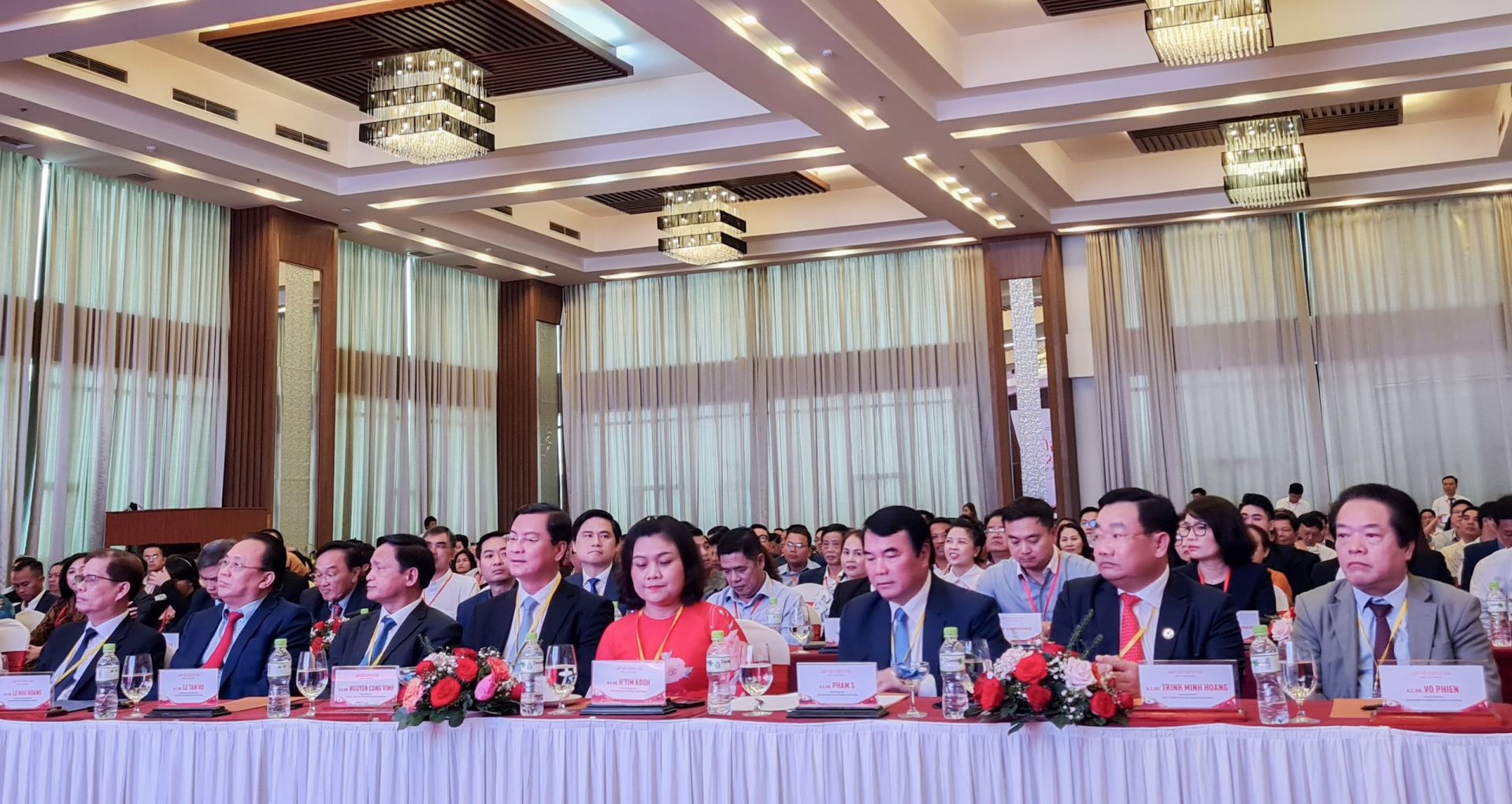 Phó Chủ tịch UBND tỉnh Lâm Đồng Phạm S và các đại biểu tham dự phiên Khai mạc