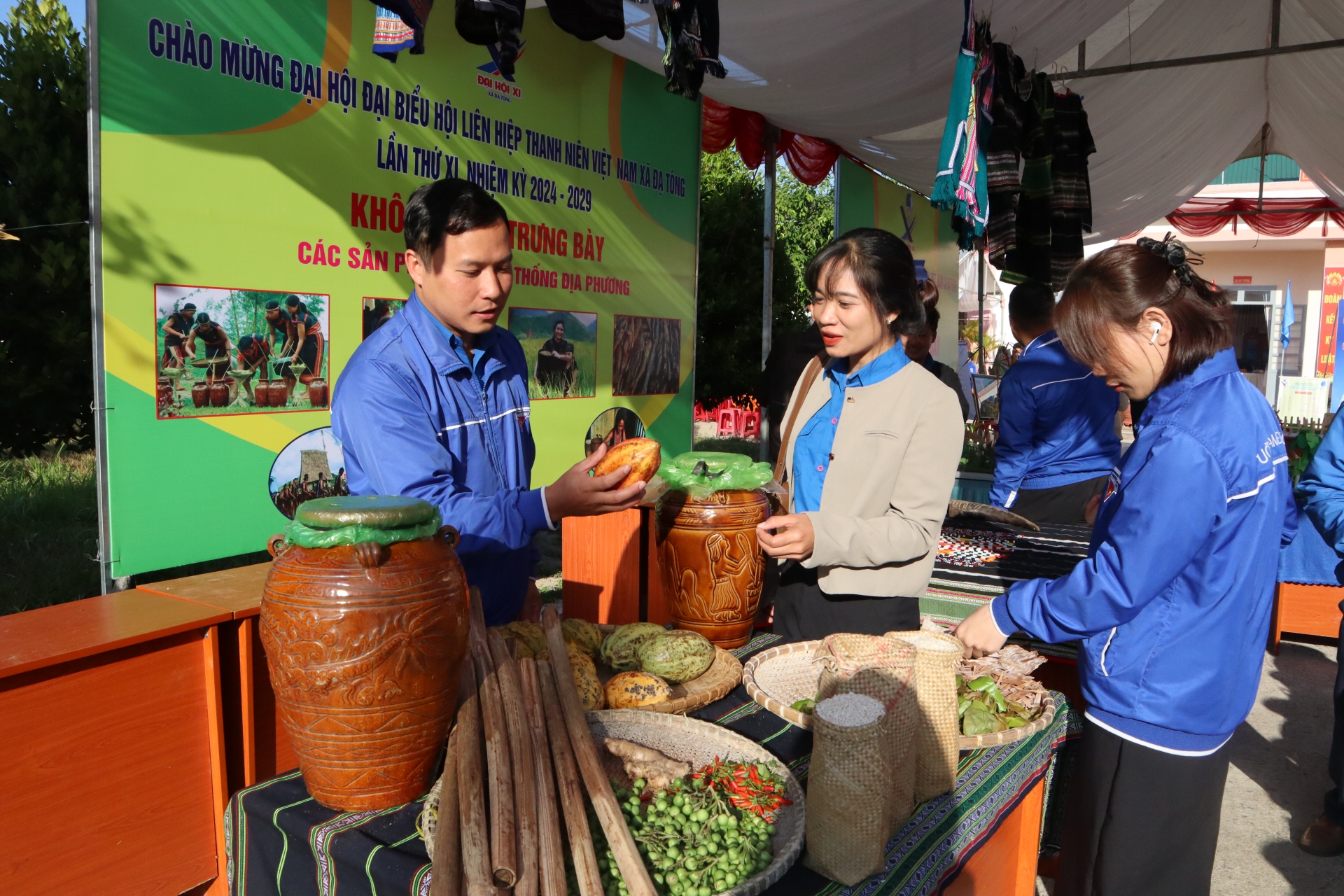 Gian hàng trưng bày các sản phẩm truyền thống của thanh niên xã Đạ Tông, huyện Đam Rông