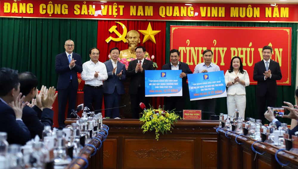 Đoàn công tác của Quốc hội trao tặng tiền hỗ trợ cho tỉnh Phú Yên
