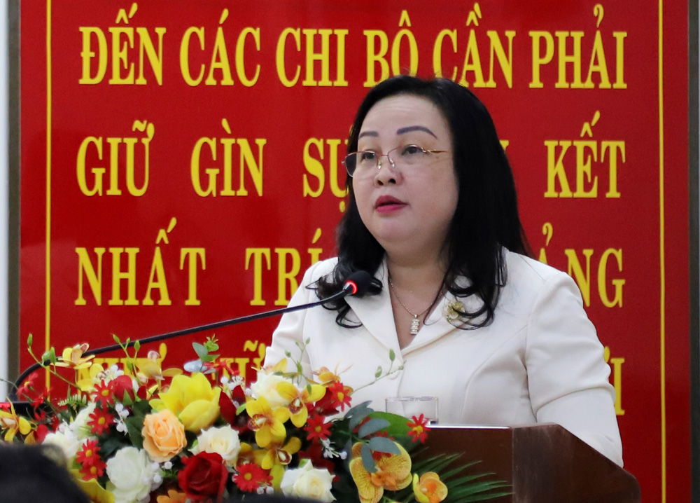 Đồng chí Cao Thị Hòa An báo cáo tình hình phát triển kinh tế - xã hội của Phú Yên