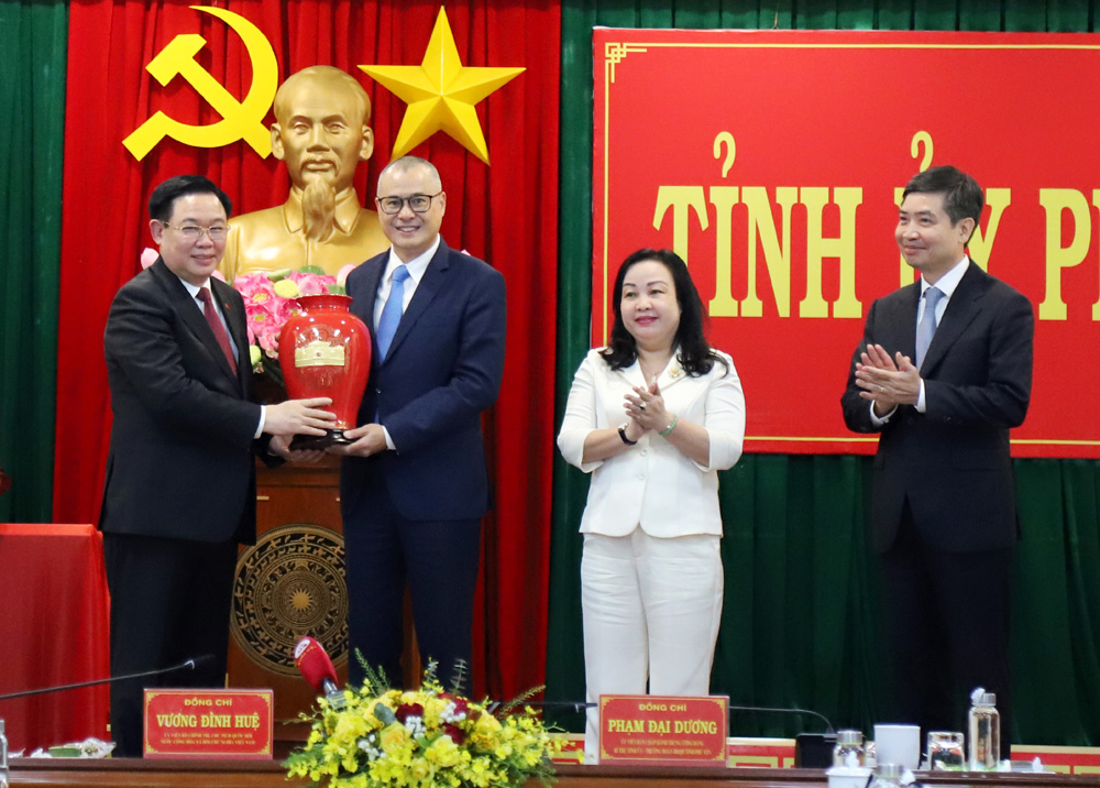 Chủ tịch Quốc hội Vương Đình Huệ tặng quà cho tỉnh Phú Yên