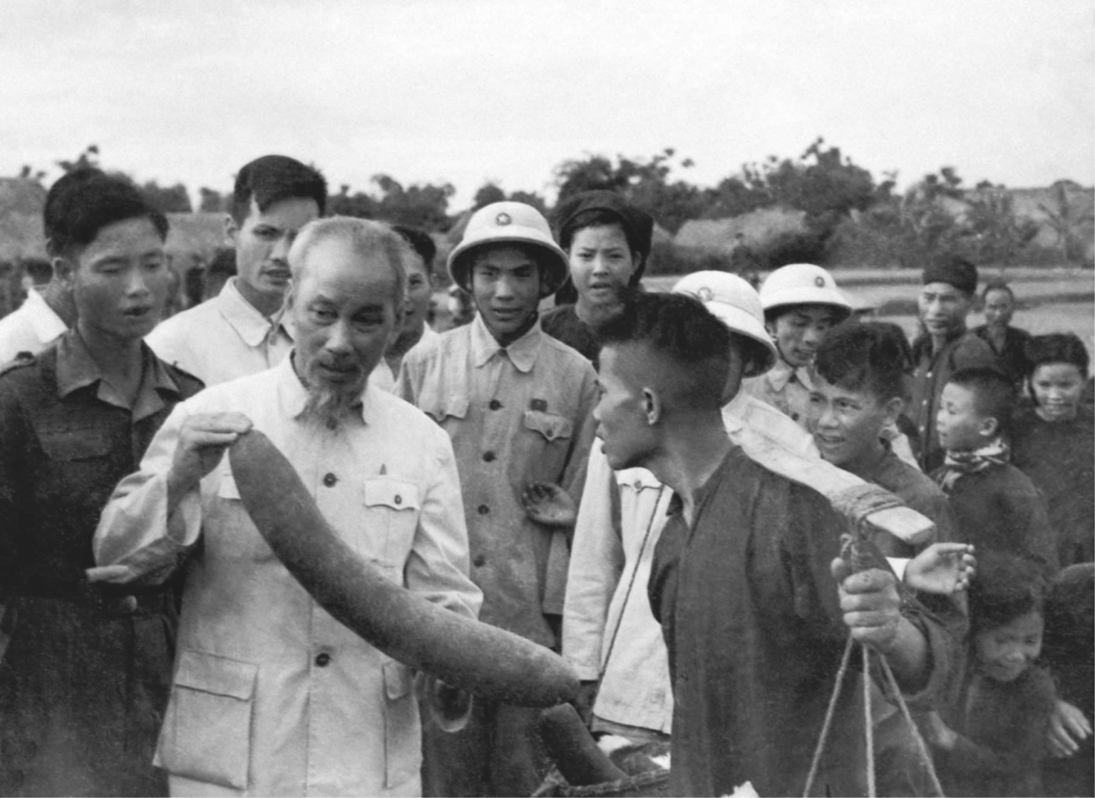 Nông dân xã Ái Quốc, huyện Nam Sách, tỉnh Hải Dương báo cáo kết quả sản xuất với Chủ tịch Hồ Chí Minh (ngày 31/5/1957). (Ảnh tư liệu)