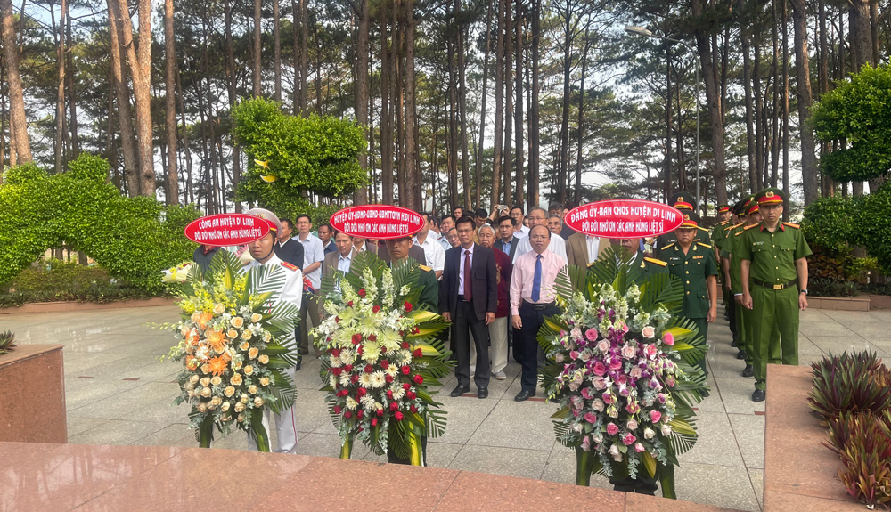 Lãnh đạo huyện Di Linh viếng nghĩa trang liệt sĩ nhân 49 năm ngày Giải phóng huyện Di Linh