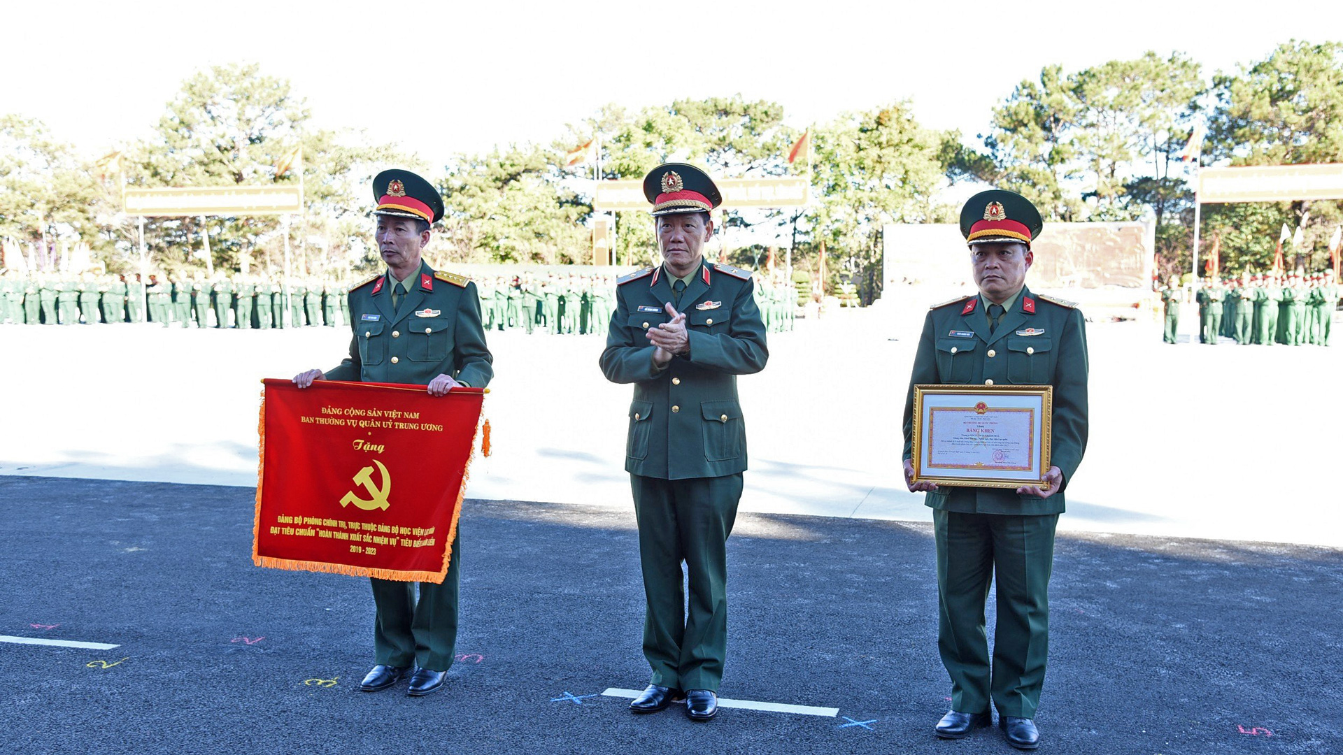 Giám đốc Học viện Lục quân trao cờ của Ban Thường vụ Quân ủy Trung ương cho Đảng bộ Phòng Chính trị