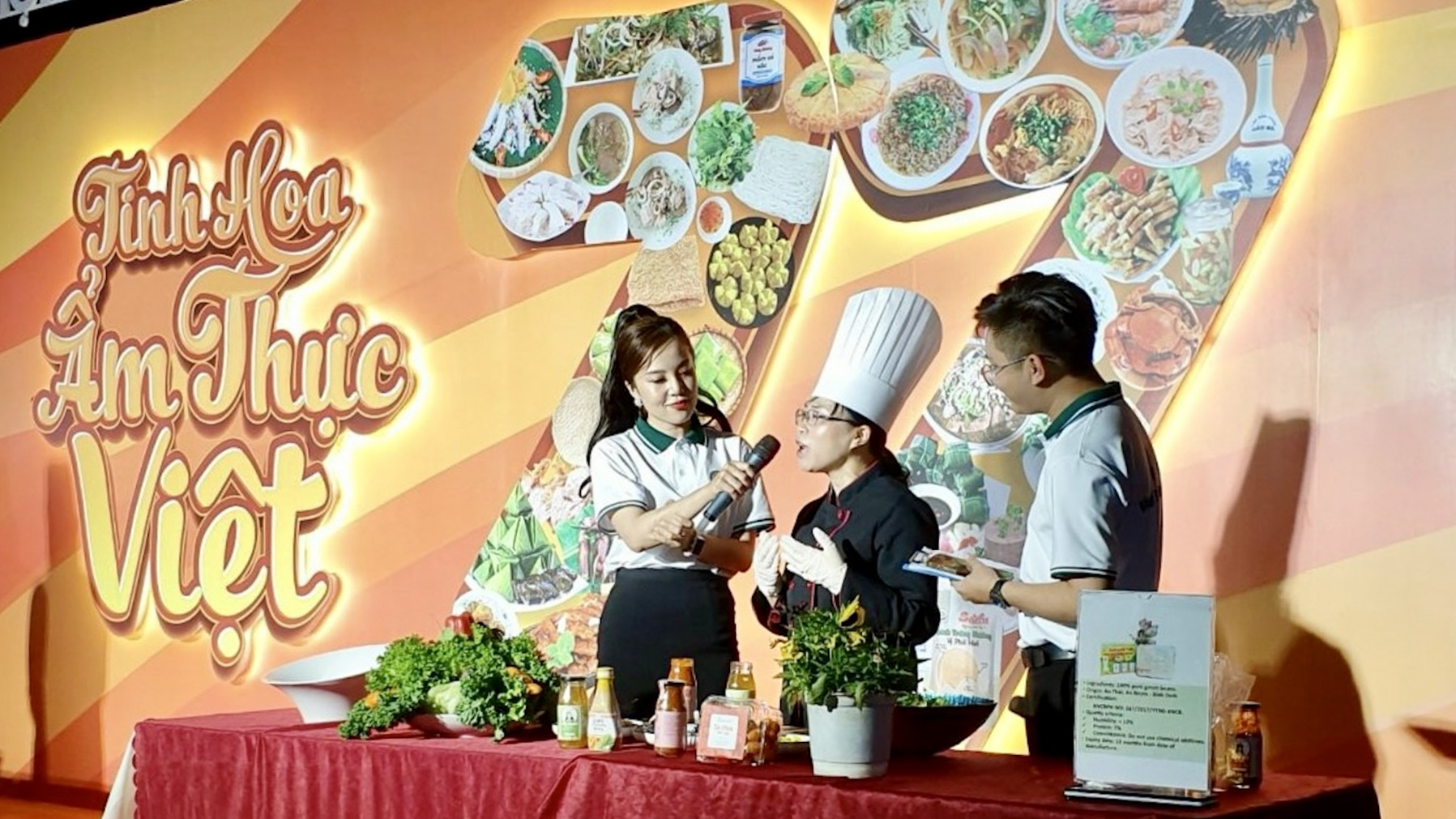 Đầu bếp Nguyễn Ngọc Hoàng Anh của Lâm Đồng tham gia quảng diễn món Salad Đà Lạt