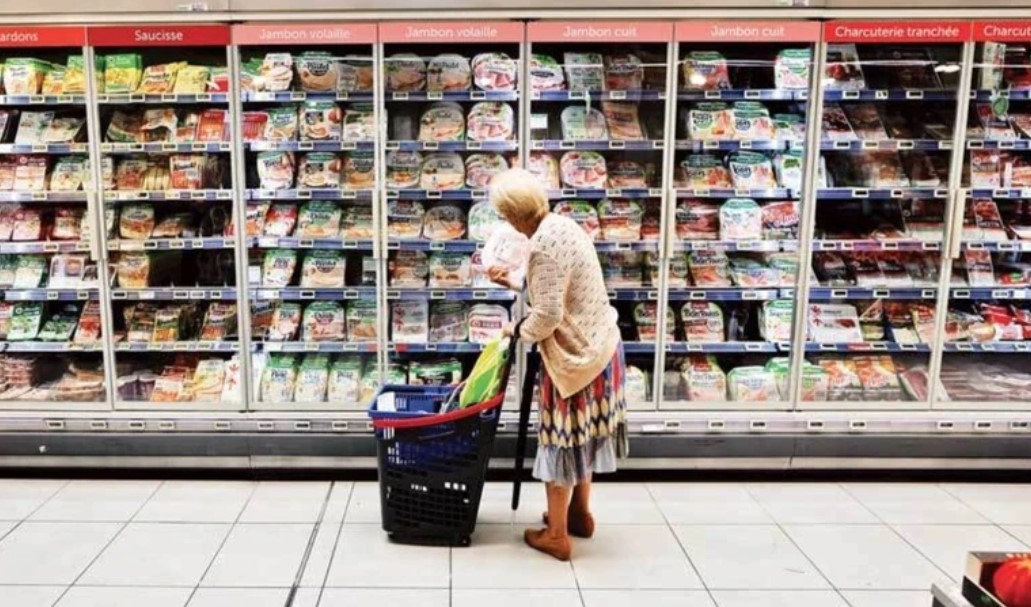 Người dân mua sắm tại một siêu thị ở thành phố Nice của Pháp. Ảnh Reuters