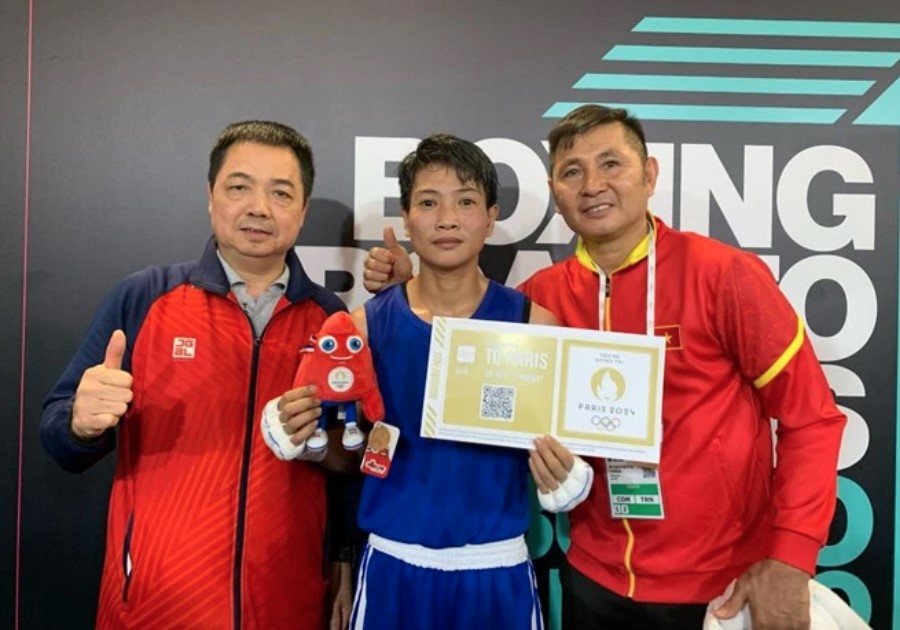 Võ sỹ Võ Thị Kim Ánh (giữa) giành vé dự Olympic Paris 2024. (Ảnh: Liên đoàn Boxing Việt Nam)