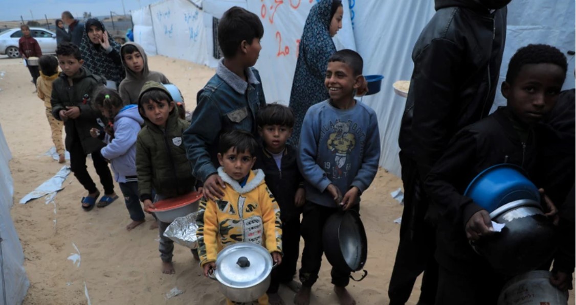 Trẻ em Palestine chờ được phát thực phẩm cứu trợ tại thành phố Rafah, Dải Gaza