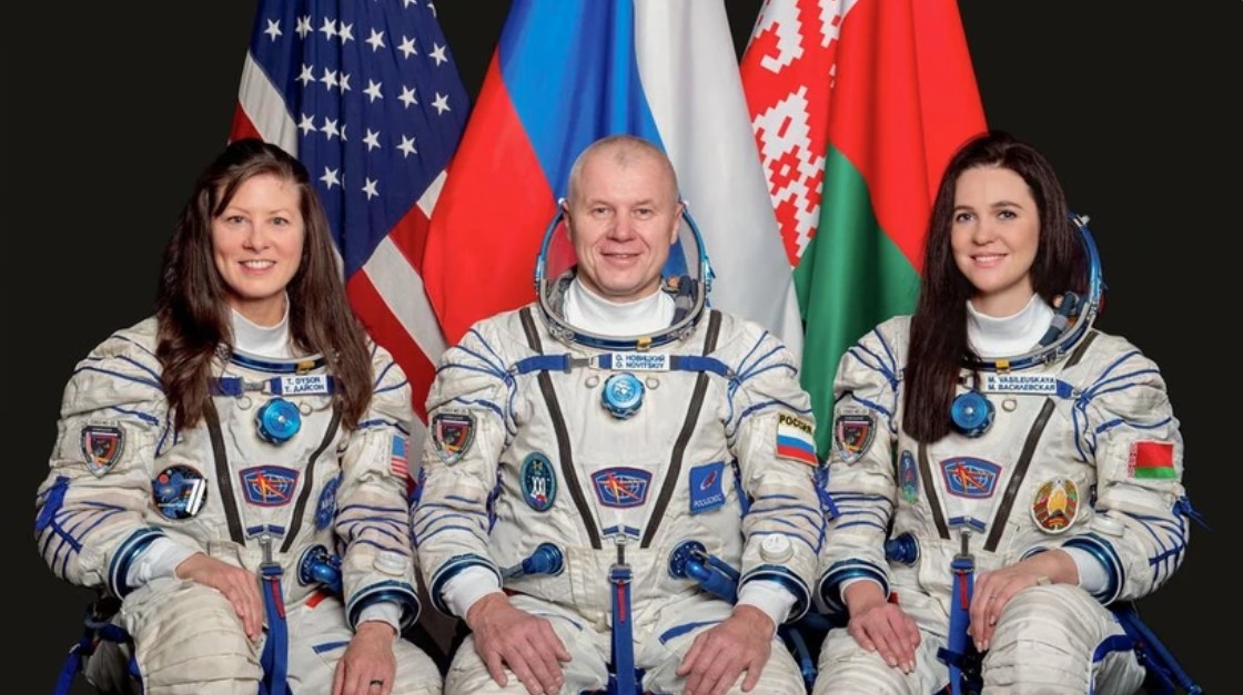 Phi hành gia Tracy Dyson (trái), Oleg Novitsky (giữa) và Marina Vasilevskaya (phải)