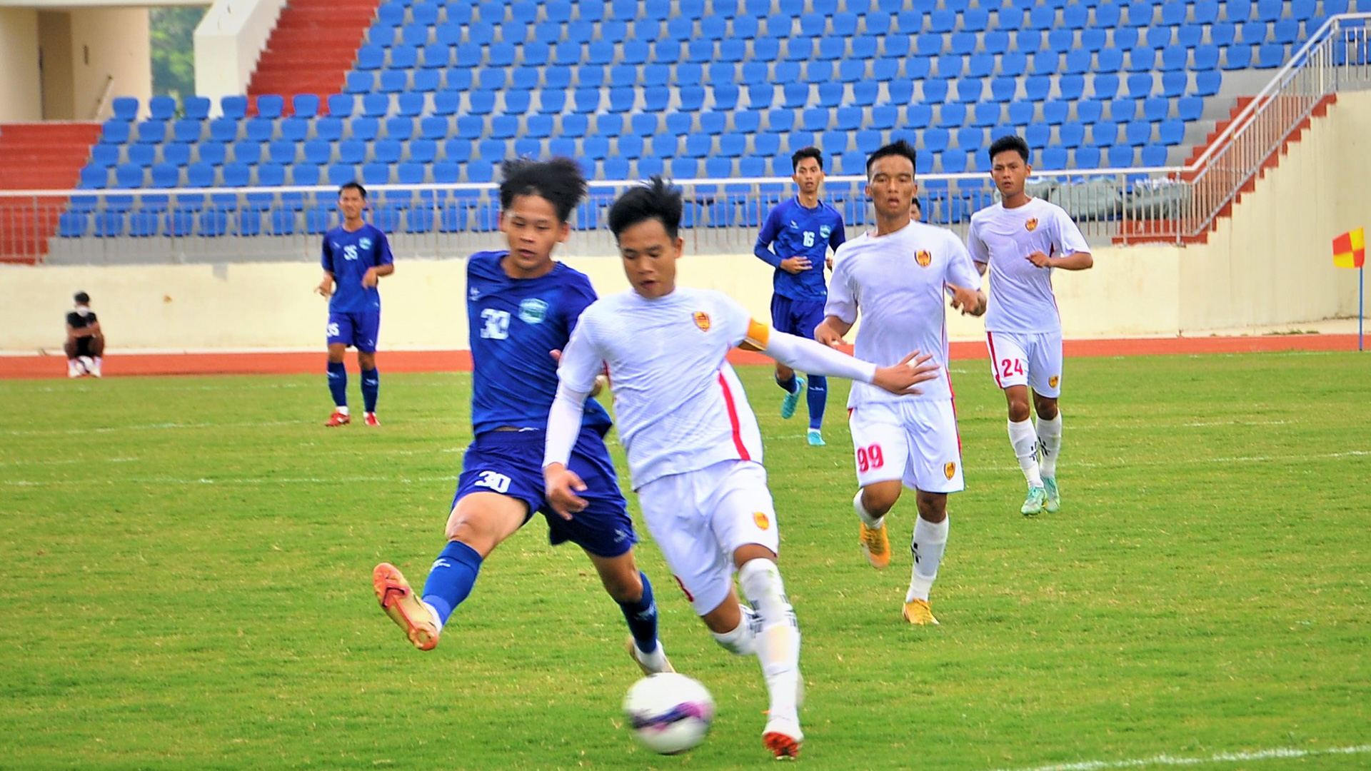  Một trận đấu của đội Lâm Đồng (áo xanh) trên sân Đà Lạt trong Giải hạng Nhì quốc gia 2023