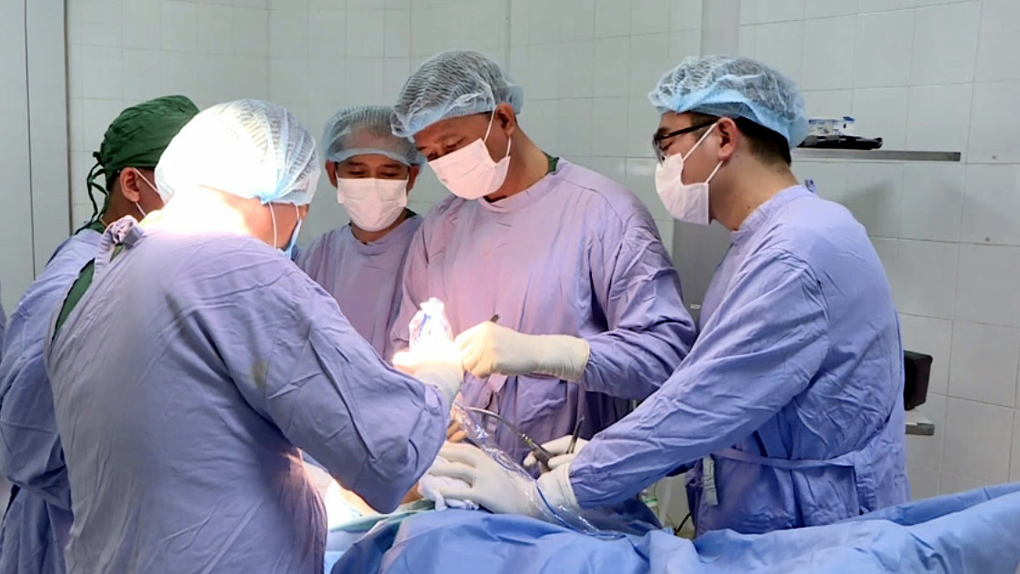 Bệnh viện Chấn thương Chỉnh hình TP Hồ Chí Minh chuyển giao kỹ thuật 
cho các bác sĩ Khoa Chấn thương Chỉnh hình (BVĐK Lâm Đồng) thực hiện phẫu thuật thay khớp gối toàn phần