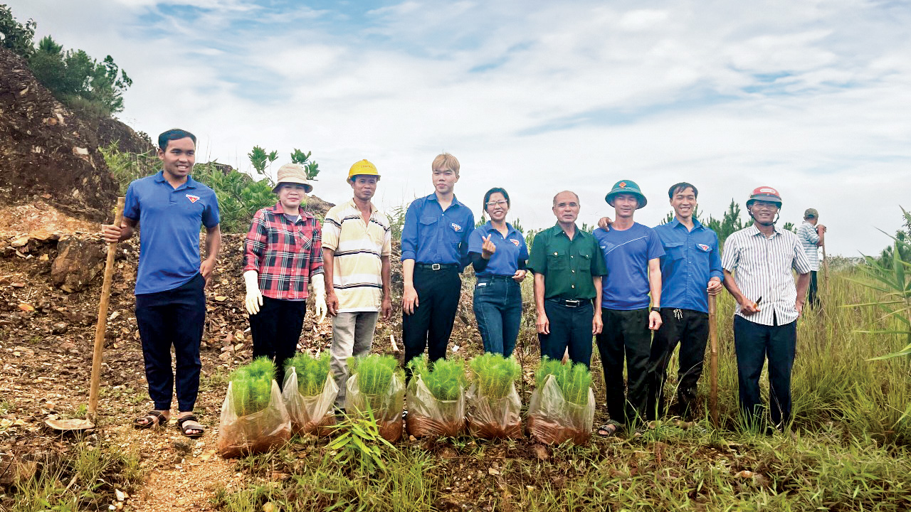 Đoàn viên, thanh niên thị trấn Đinh Văn cùng người dân trồng cây xanh