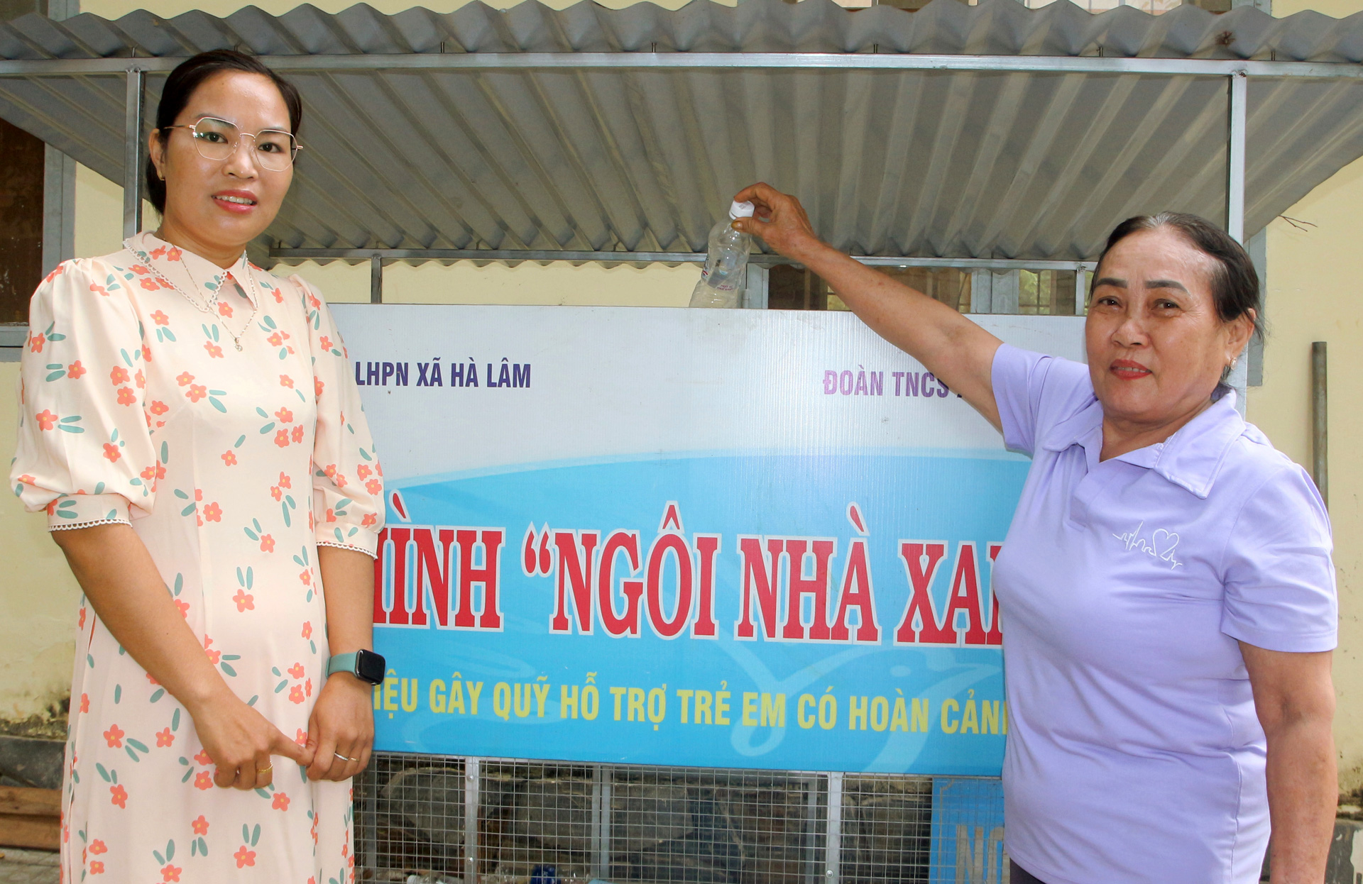 Cô Võ Thị Hòa (bìa phải) đã 70 tuổi nhưng vẫn miệt mài, nhiệt tình với công tác phụ nữ