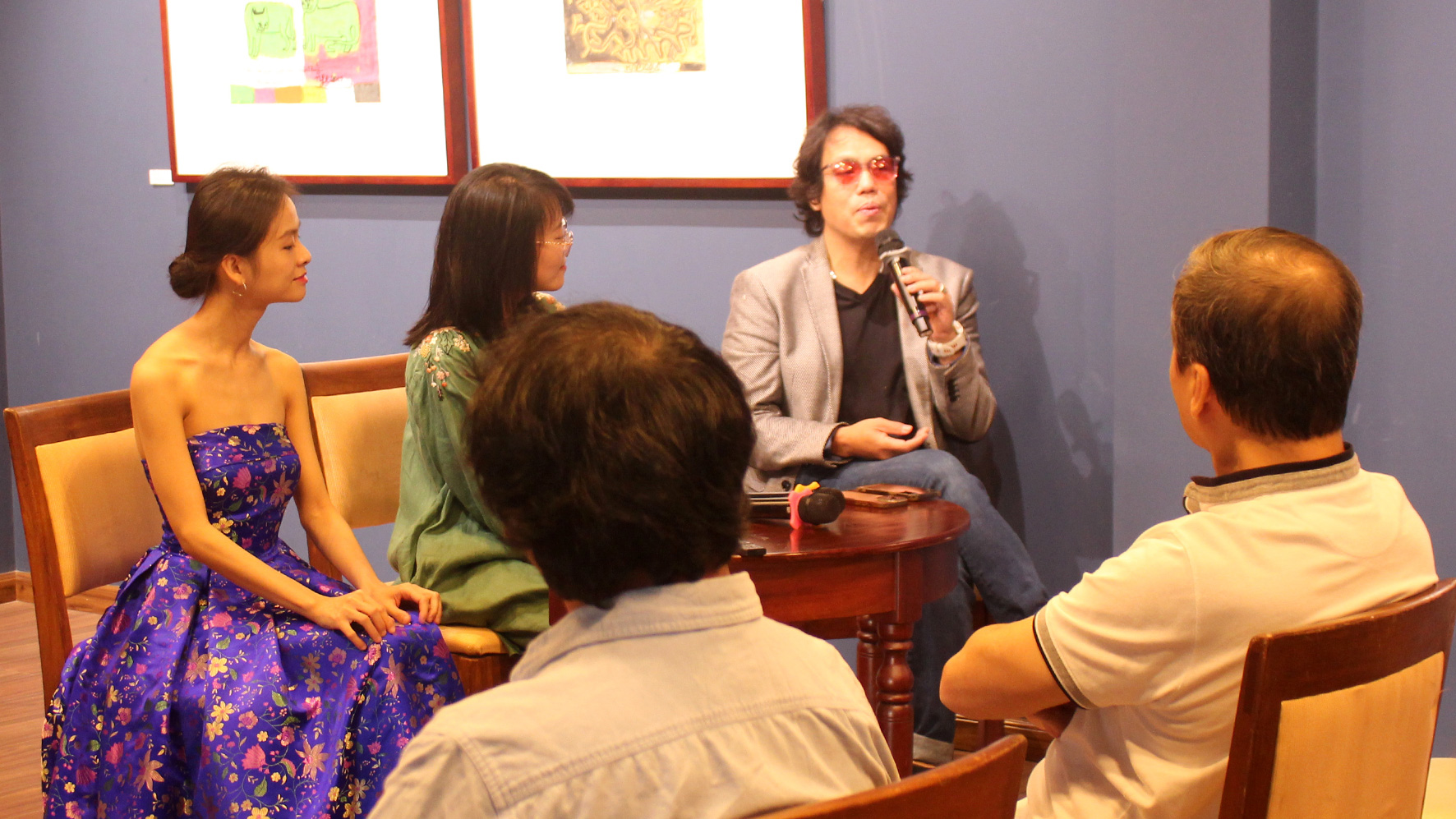 Nhà giám tuyển Nguyễn Như Huy (người cầm micro) 
và pianist Trần Lê Bảo Quyên (người mặc váy) chia sẻ với công chúng