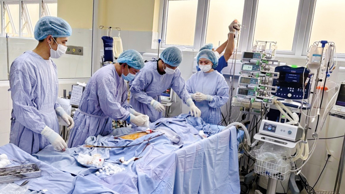Bệnh viện Đa khoa Lâm Đồng là đơn vị sự nghiệp công tự đảm bảo kinh phí chi thường xuyên (đơn vị nhóm 2).
Trong ảnh: Các y, bác sỹ Khoa Hồi sức tích cực - Chống độc đang tập trung cứu chữa cho bệnh nhân