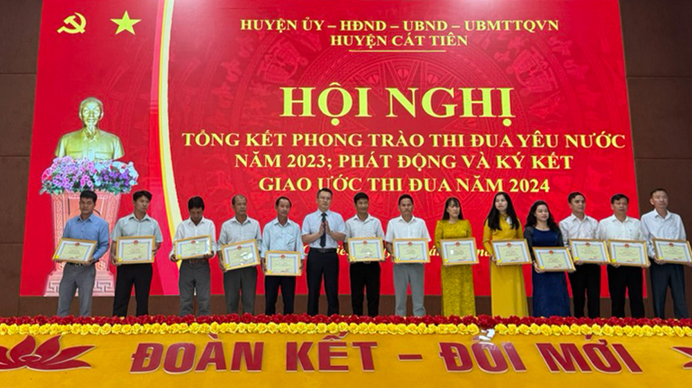 Nhiều tập thể, cá nhân đã được huyện Cát Tiên khen thưởng vì đã có thành tích
trong thực hiện các phong trào thi đua năm 2023