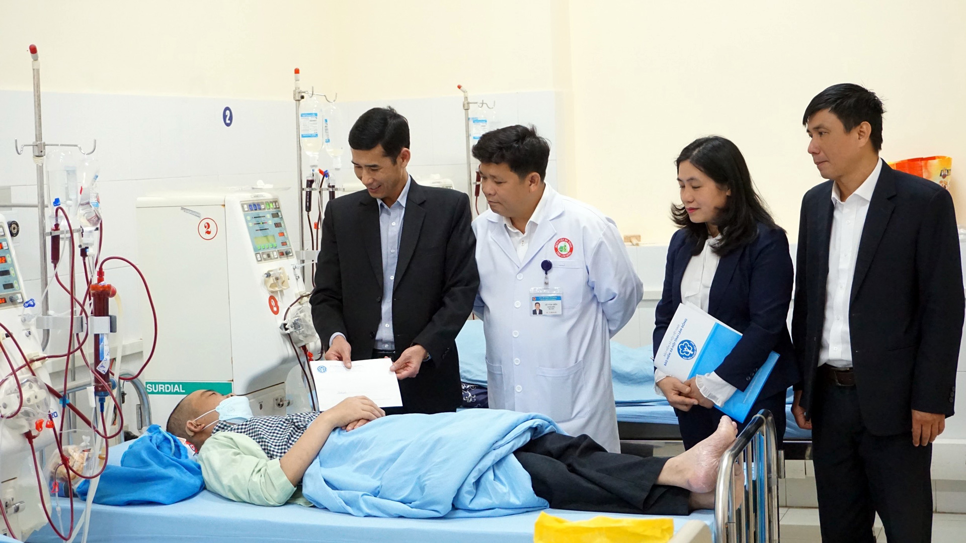 BHXH Lâm Đồng thăm, tặng quà cho bệnh nhân có hoàn cảnh khó khăn tại BVĐK Lâm Đồng