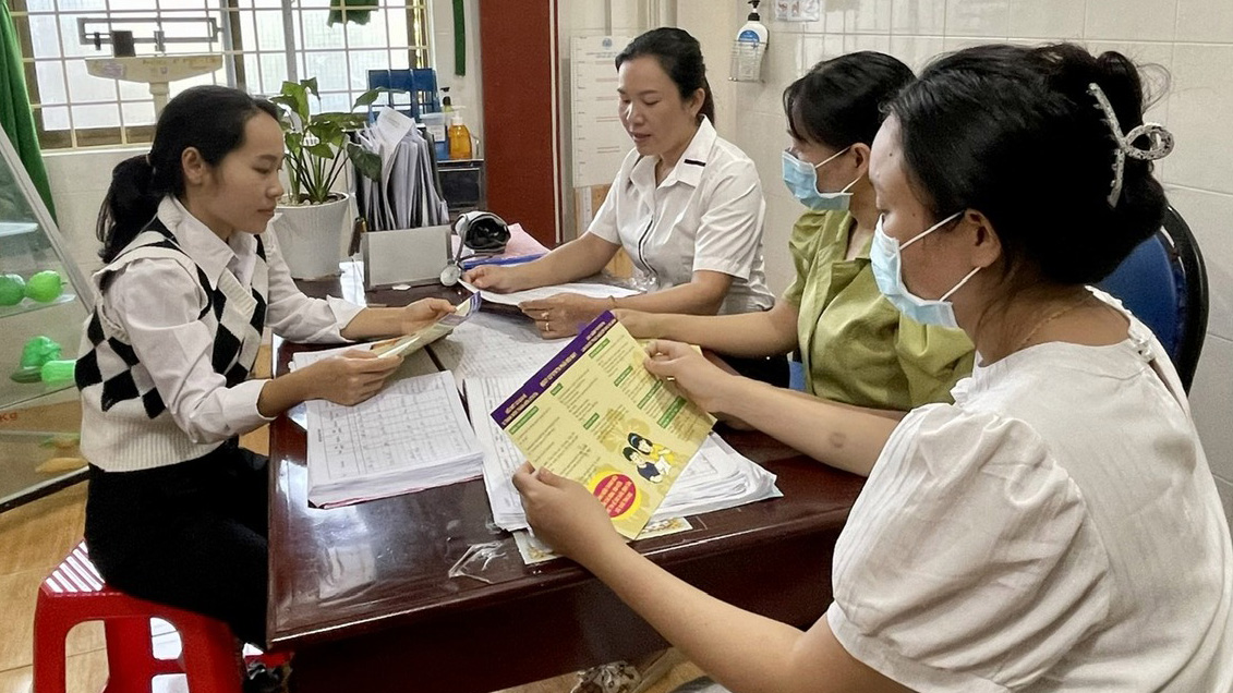 Trung tâm Y tế huyện Cát Tiên hướng dẫn các bà mẹ kiến thức chăm sóc dinh dưỡng cho trẻ em