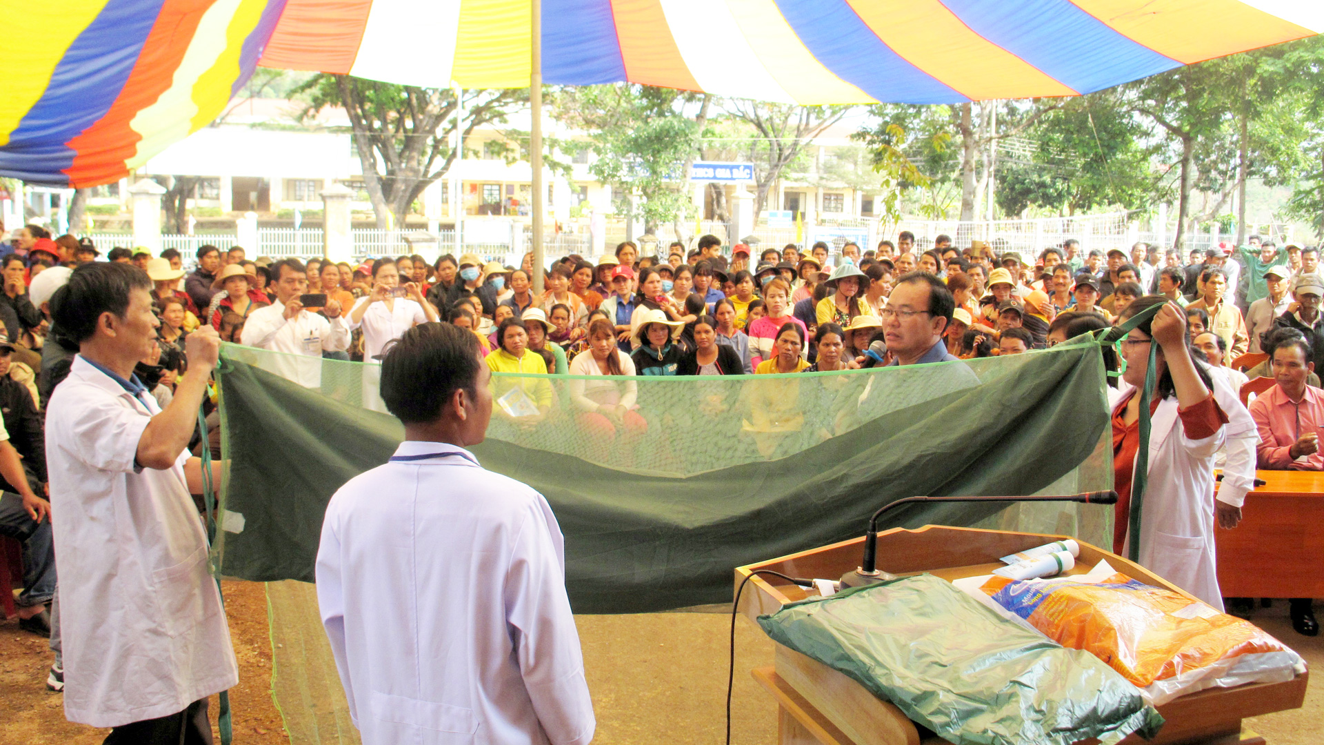 Cán bộ y tế hướng dẫn phòng, chống sốt rét cho người dân tại xã Gia Bắc (Di Linh)