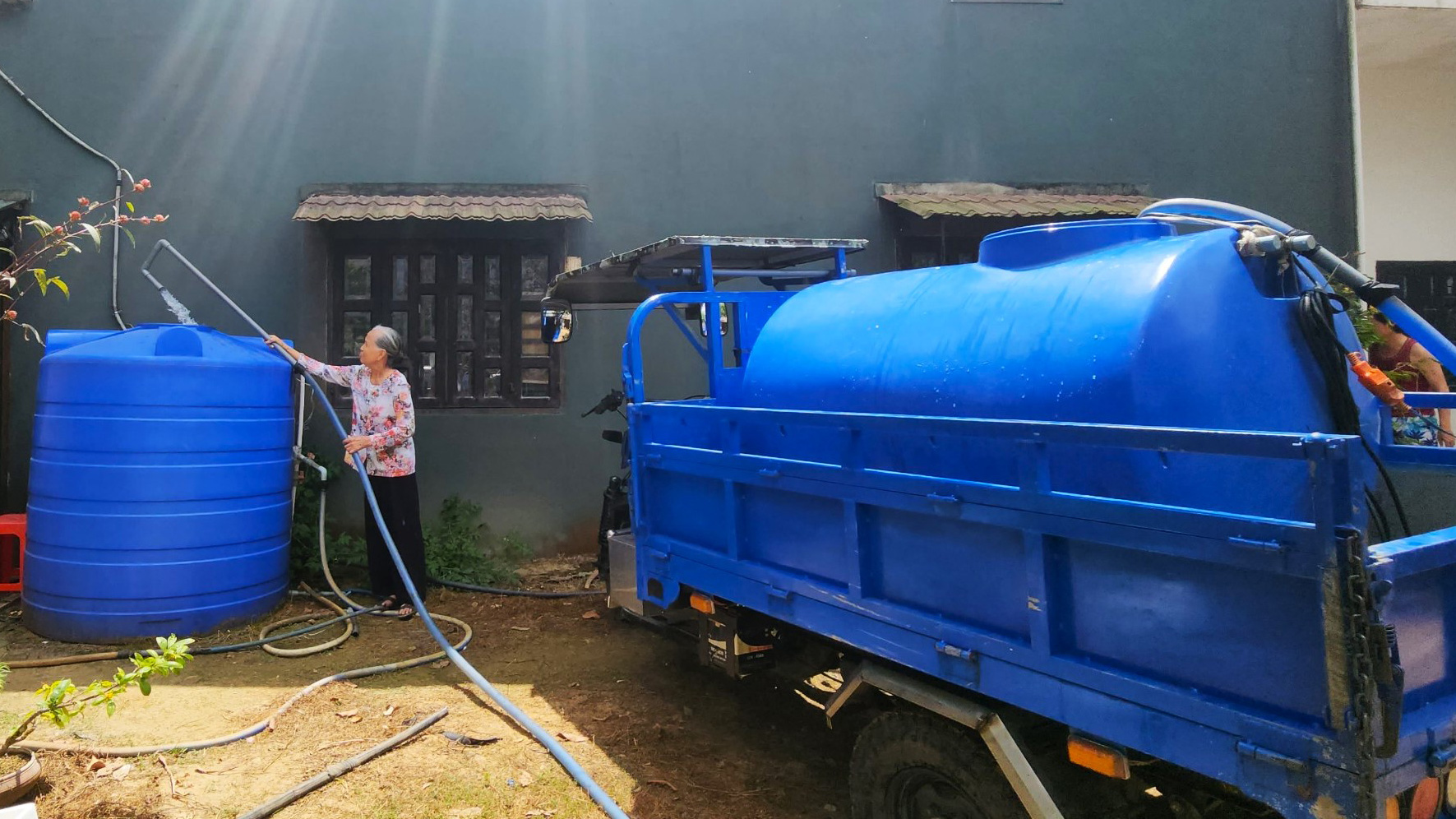 Thiếu nước sinh hoạt trầm trọng do nắng hạn, hơn 100 hộ dân xã Đại Lào đang phải mua nước 
với giá 100 ngàn đồng/ mét khối để sử dụng