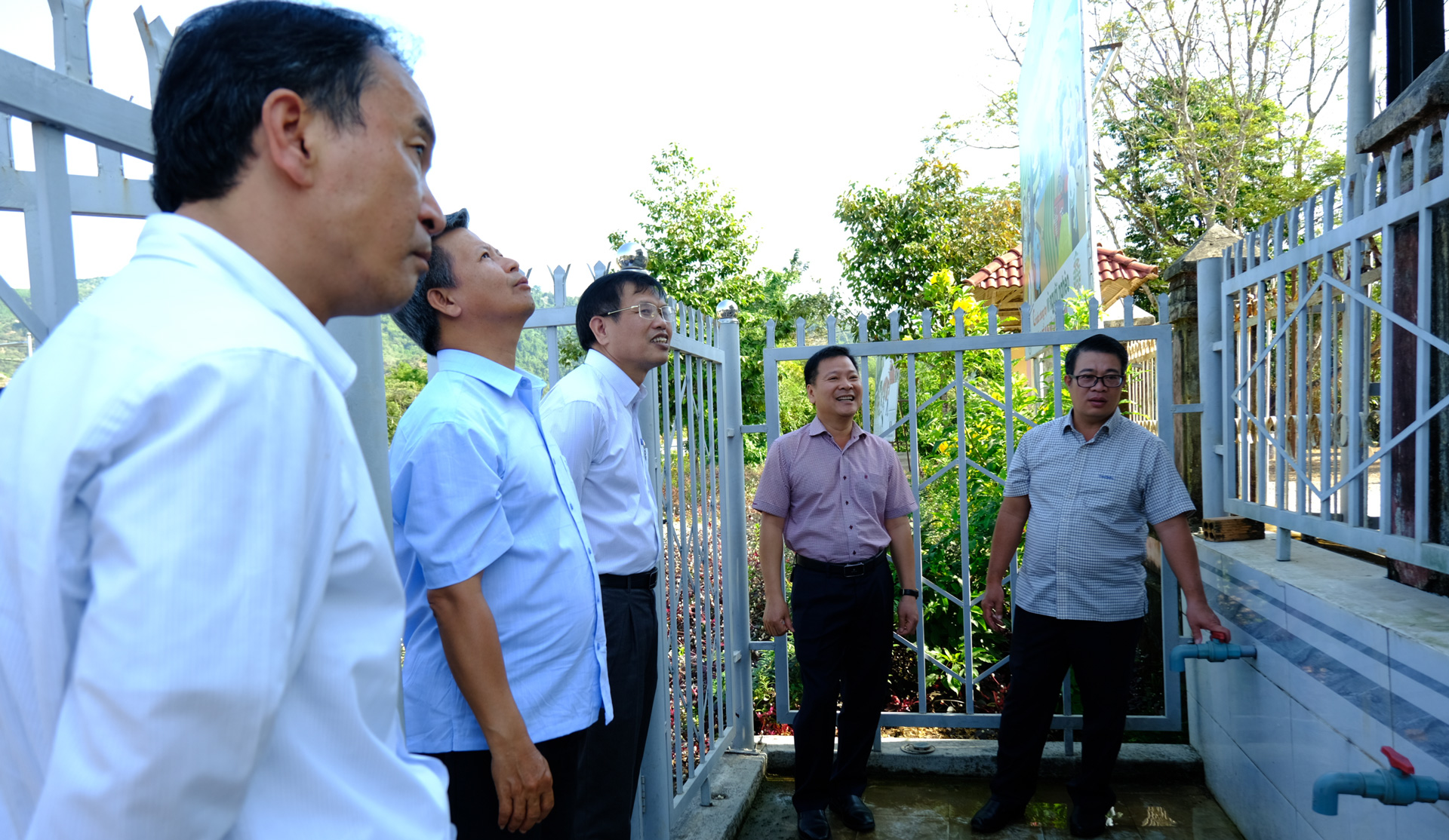 Phó Chủ tịch UBND tỉnh Lâm Đồng Nguyễn Ngọc Phúc kiểm tra việc cung cấp nước sạch 
tại các công trình cho người dân buôn Đạ Nhar, xã Quốc Oai, huyện Đạ Tẻh