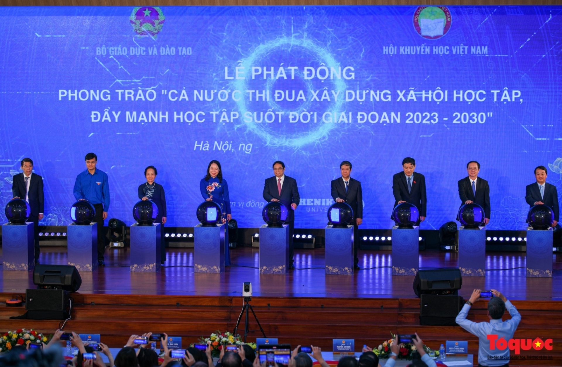 Thủ tướng Phạm Minh Chính và các đại biểu thực hiện nghi thức phát động Phong trào Cả nước thi đua xây dựng xã hội học tập, đẩy mạnh học tập suốt đời giai đoạn 2023-2030