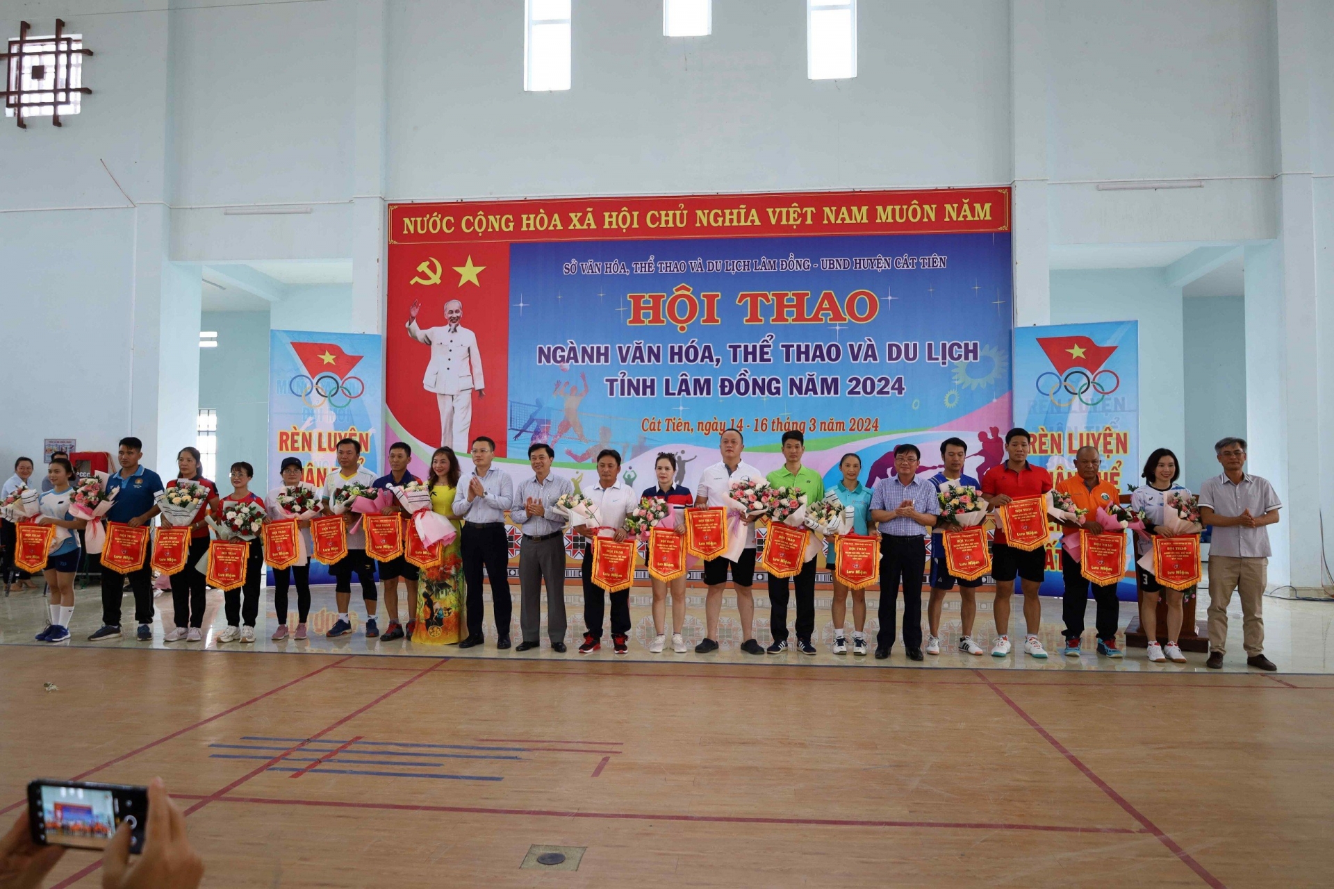 Ban Tổ chức trao cờ lưu niệm cho các đoàn VĐV tham dự hội thao. 