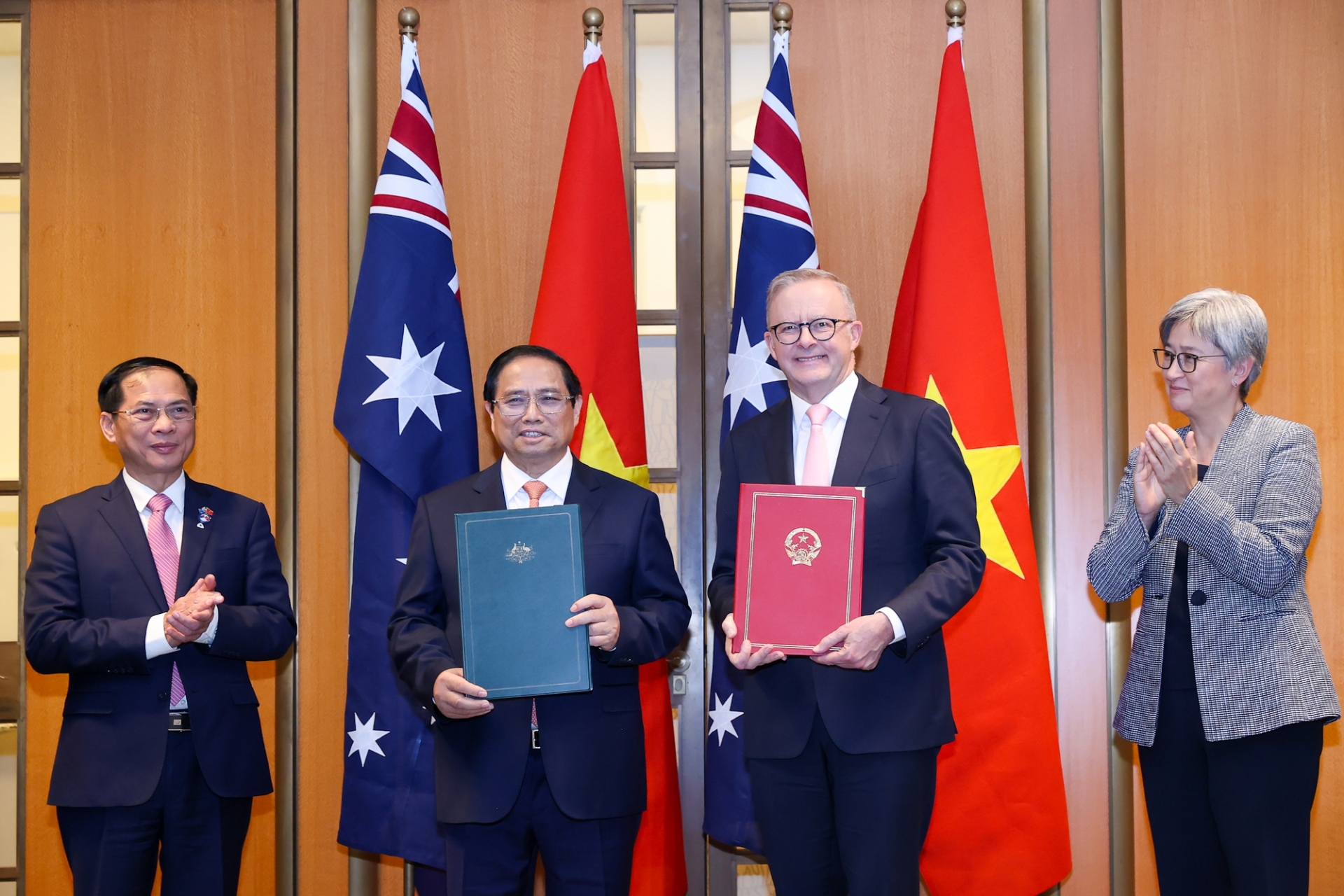 Thủ tướng Phạm Minh Chính và Thủ tướng Australia Anthony Albanese trao đổi tuyên bố về việc nâng cấp quan hệ hai nước lên Đối tác Chiến lược toàn diện. Ảnh: chinhphu.vn