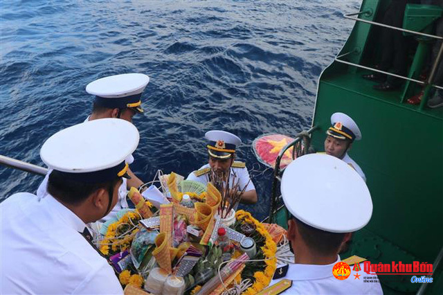 Thả vòng hoa xuống biển tưởng niệm các liệt sĩ đã anh dũng hy sinh bảo vệ chủ quyền biển đảo Tổ quốc tại quần đảo Trường Sa