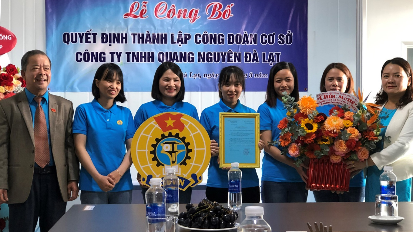 Ông Hoàng Liên - Chủ tịch Liên đoàn Lao động tỉnh Lâm Đồng trao biểu trưng công đoàn cho Ban Chấp hành lâm thời CĐCS Công ty Quang Nguyên Đà Lạt