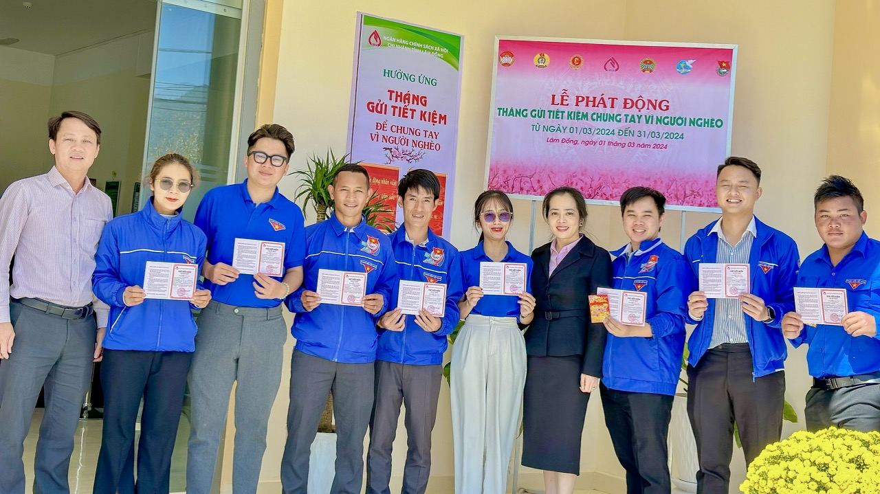 Đoàn viên, thanh niên huyện Lạc Dương tham gia gửi tiết kiệm chung tay vì người nghèo
