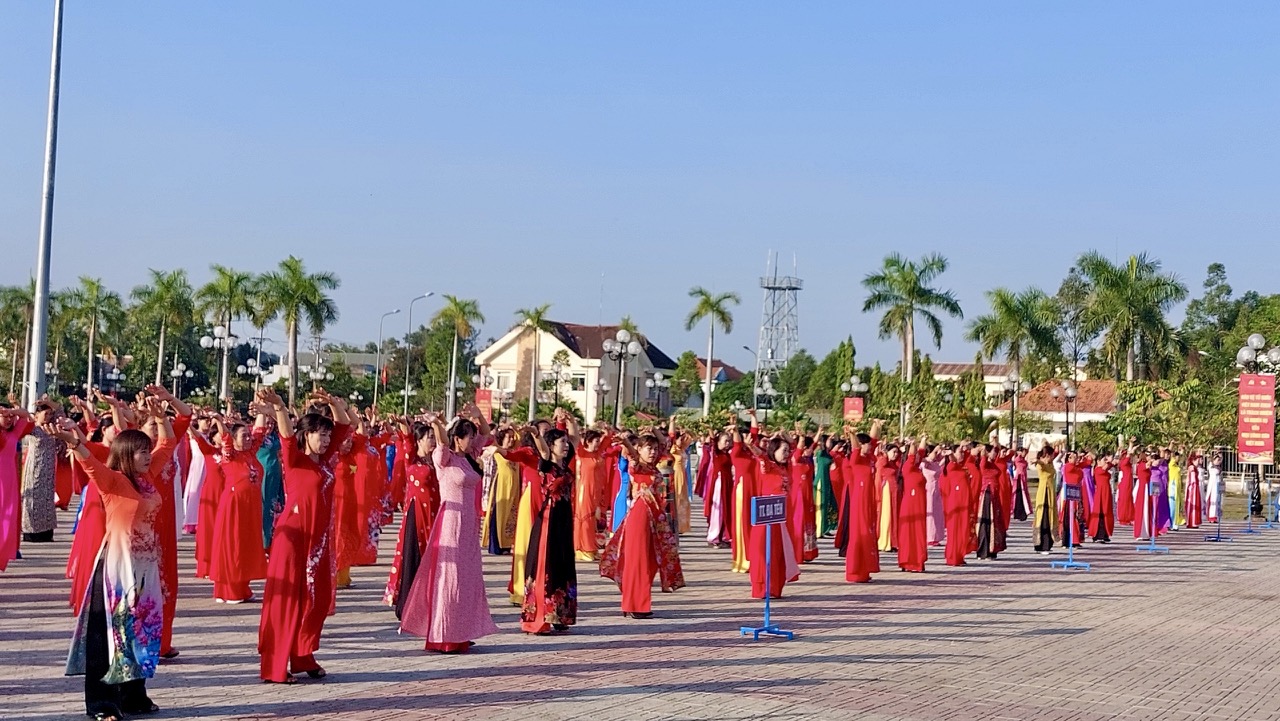 Hội LHPN huyện Đạ Tẻh đồng diễn áo dài hưởng ứng Tuần lễ áo dài năm 2024
