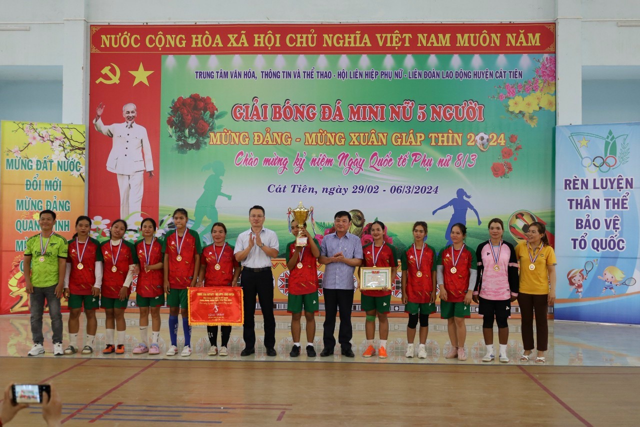 Đồng chí Nguyễn Tiến Dũng - Bí thư Huyện ủy và đồng chí Nguyễn Hoàng Phúc trao cờ, cúp cho đội bóng đá nữ vô địch giải.