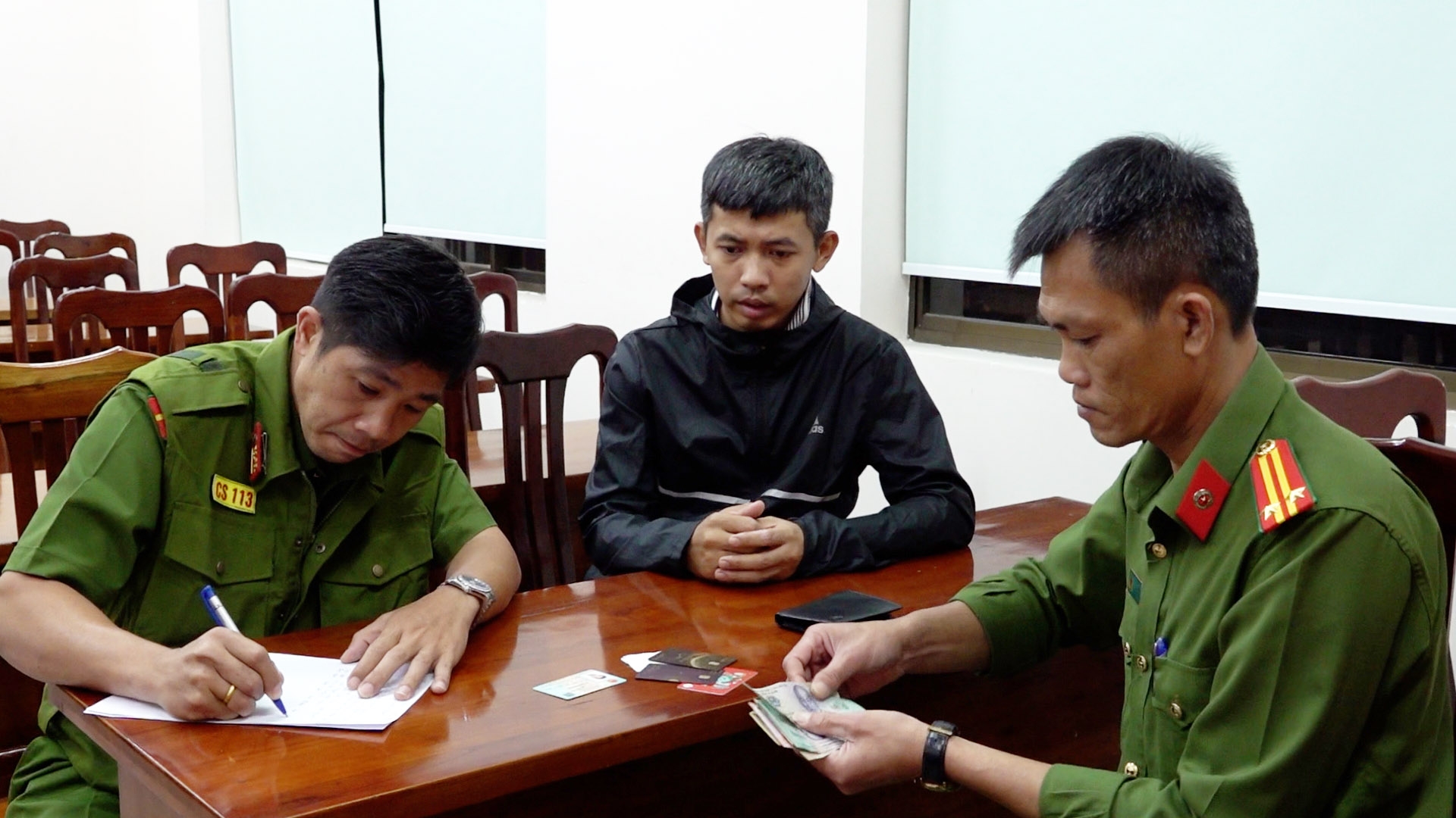 Phòng Cảnh sát QLHC về TTXH Công an tỉnh Lâm Đồng xác minh nhân thân người đánh rơi ví da