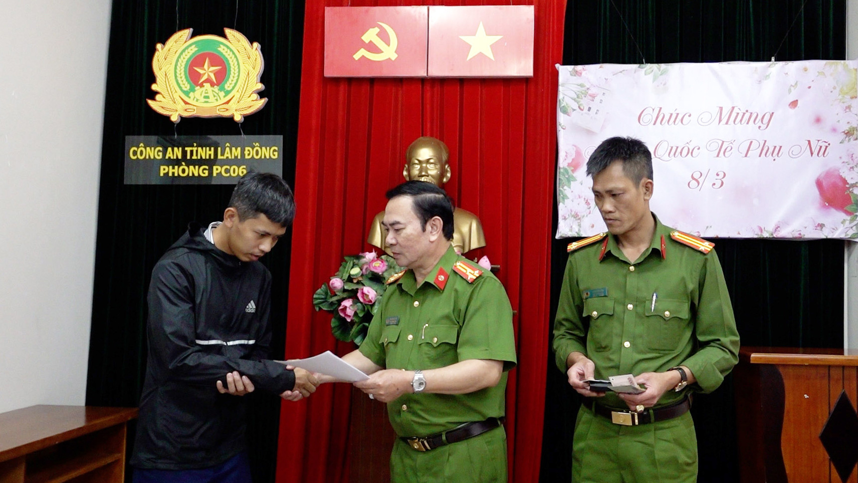 Lãnh đạo Phòng Cảnh sát Quản lý hành chính về trật tự xã hội Công an tỉnh Lâm Đồng trao lại ví da cho người đánh rơi