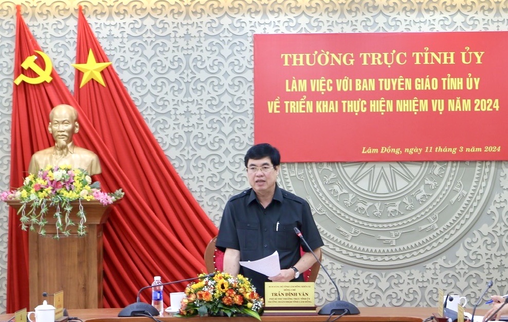 Đồng chí Phó Bí thư Thường trực Tỉnh ủy Trần Đình Văn phát biểu chỉ đạo tại buổi làm việc