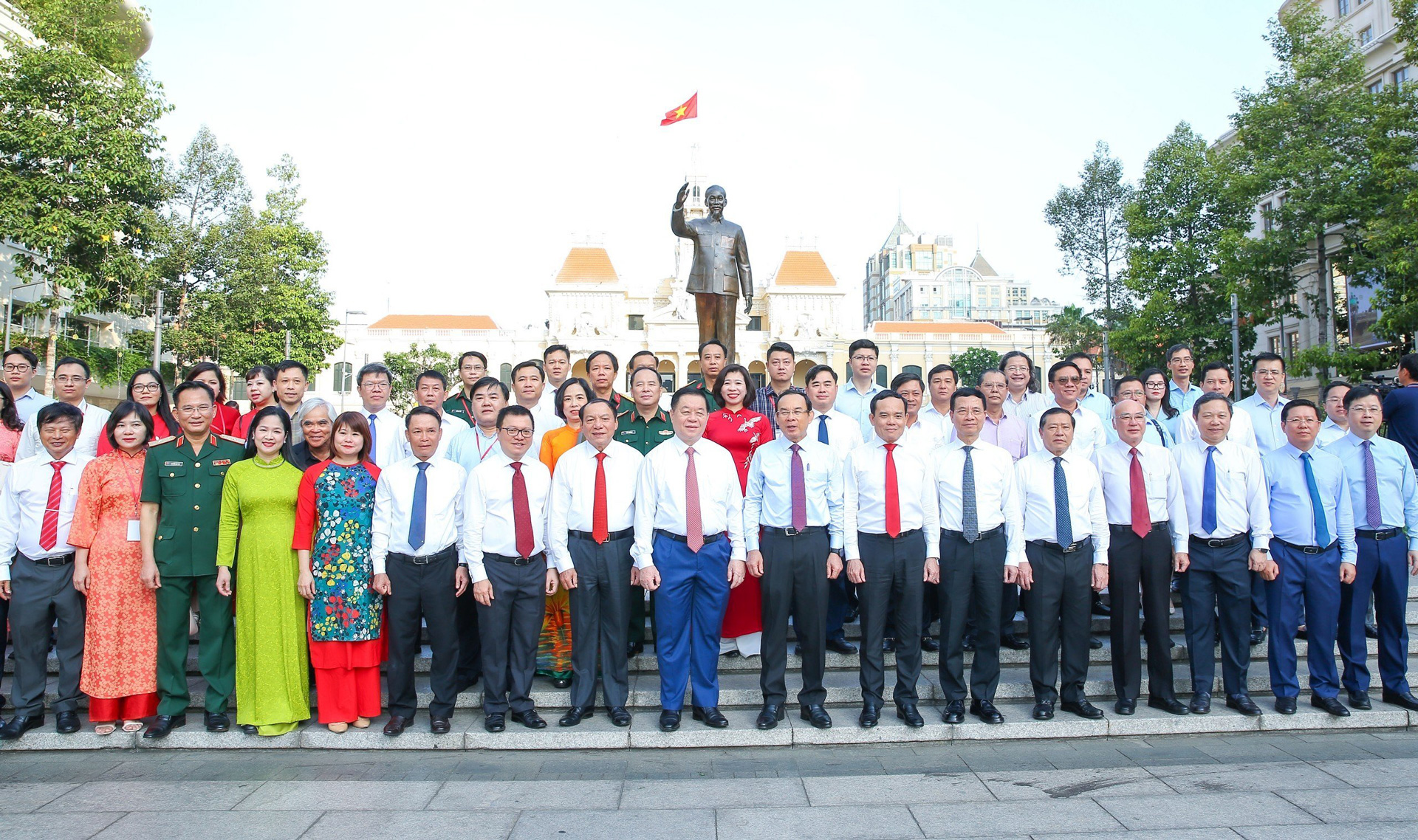 Các đồng chí lãnh đạo Đảng, Nhà nước và Hội Nhà báo Việt Nam dâng hương tại Tượng đài Chủ tịch Hồ Chí Minh