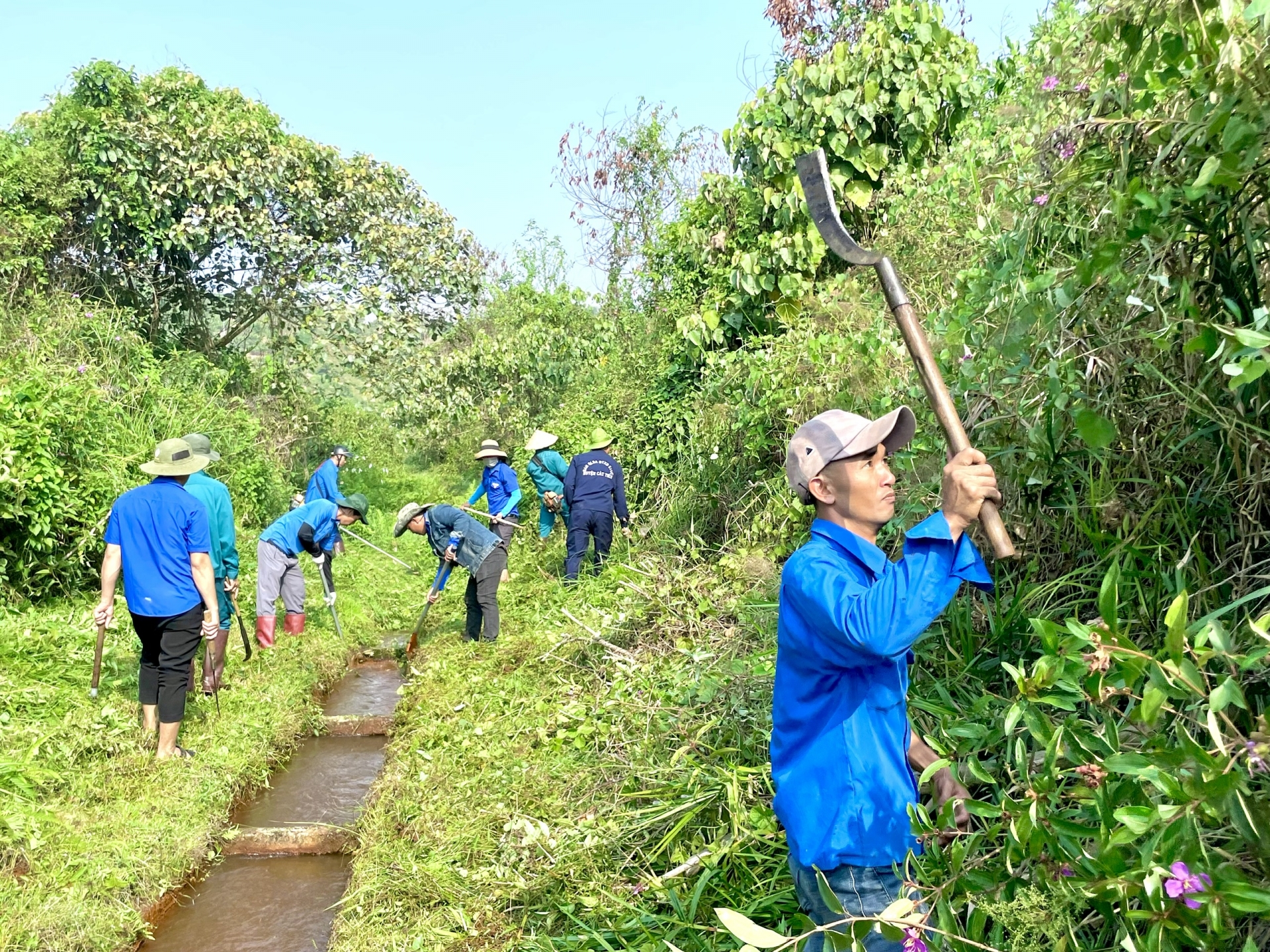 Đoàn viên, thanh niên tham gia nạo vét kênh mương nội đồng.