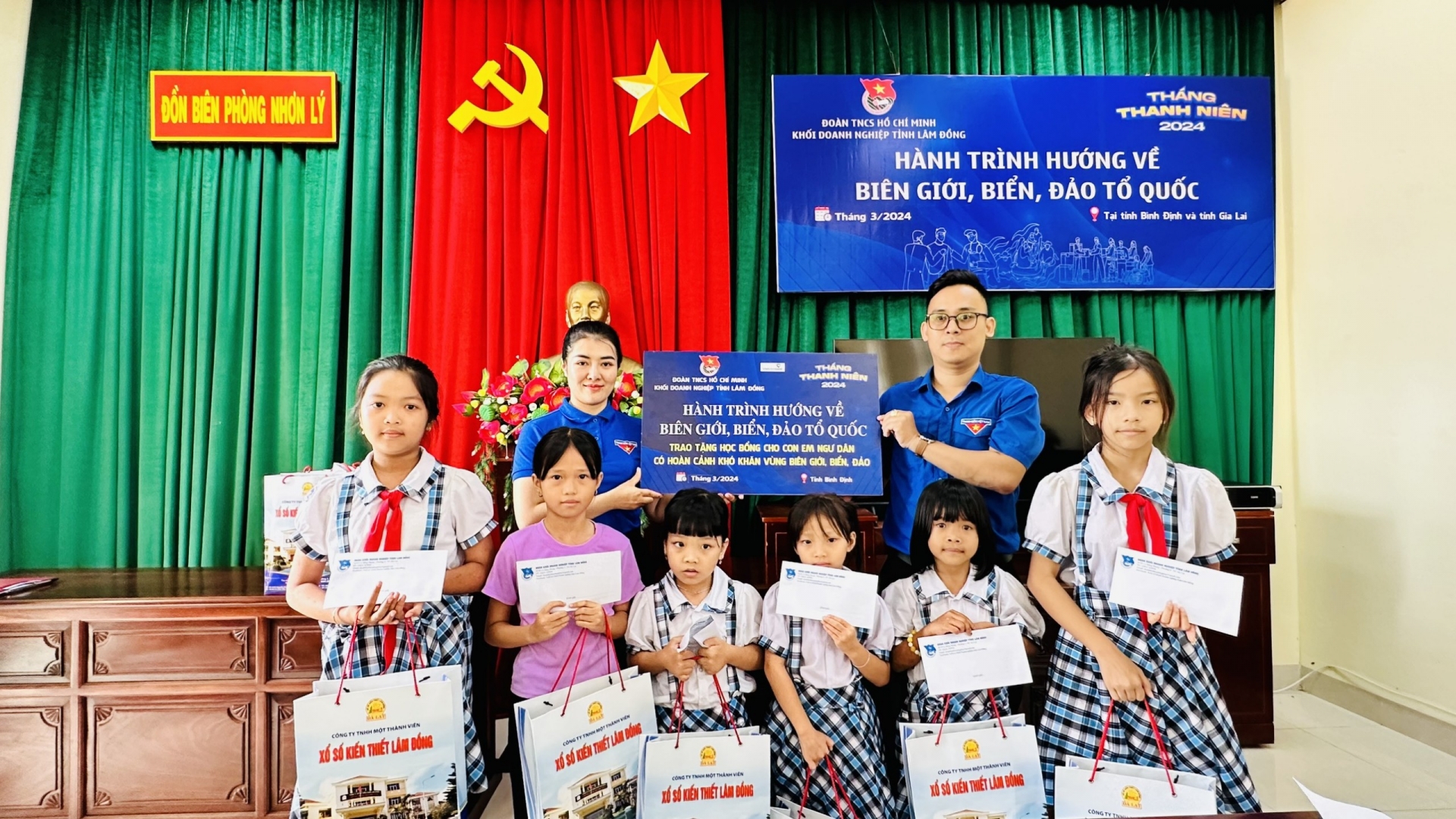 Đoàn khối Doanh nghiệp tỉnh Lâm Đồng tặng học bổng cho con em ngư dân có hoàn cảnh khó khăn