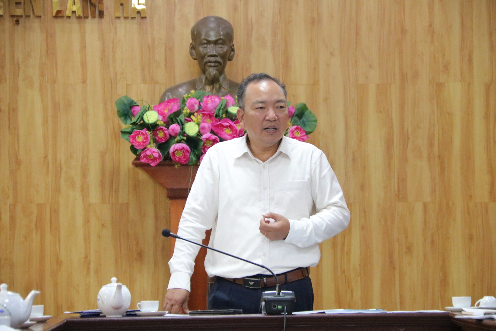 Ông Đinh Đức Chí - Phó Chủ tịch UBND huyện Lâm Hà phát biểu tại hội nghị