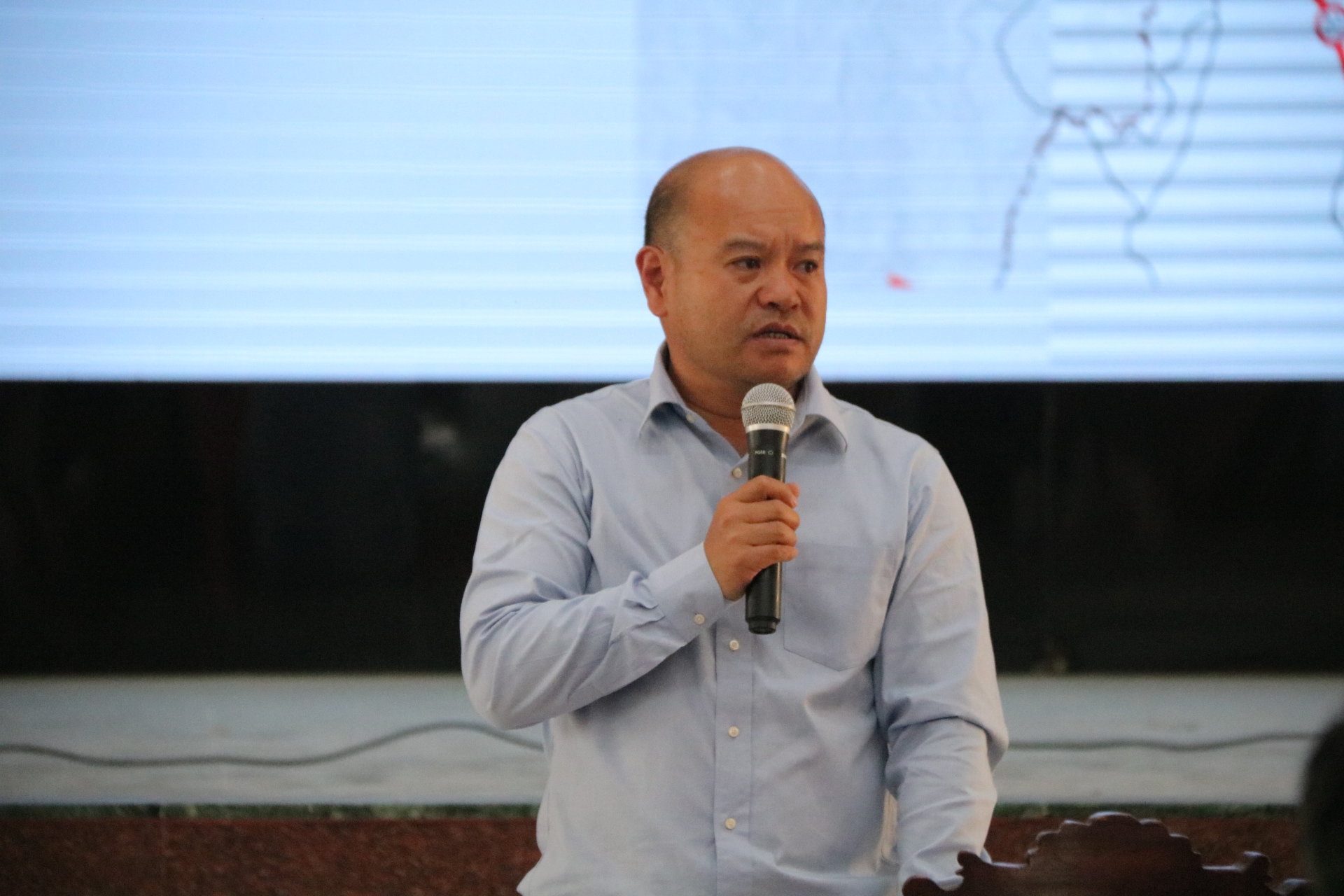 Ông Bùi Quang Sơn - Phó Giám đốc Sở Xây dựng tiếp thu ý kiến và giải đáp thắc mắc tại hội nghị