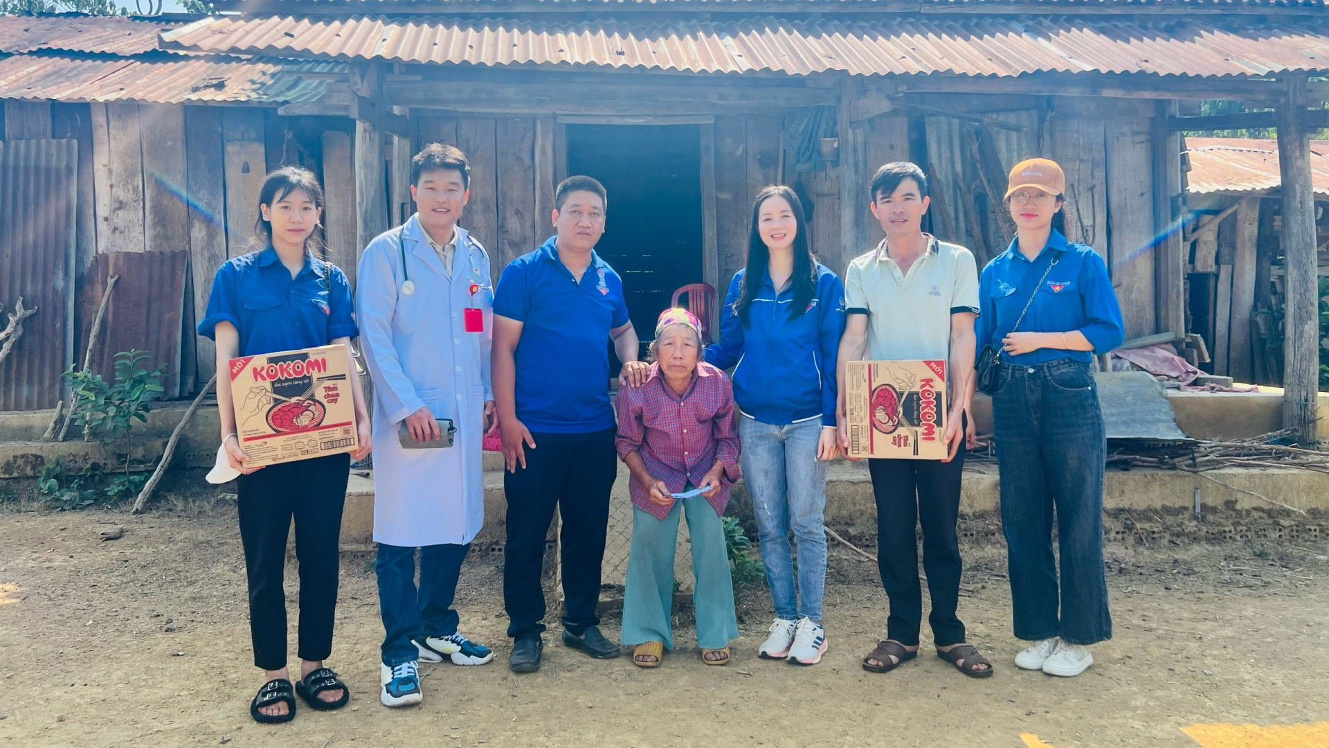 Lâm Hà: Khám, cấp thuốc miễn phí và tặng quà cho người dân