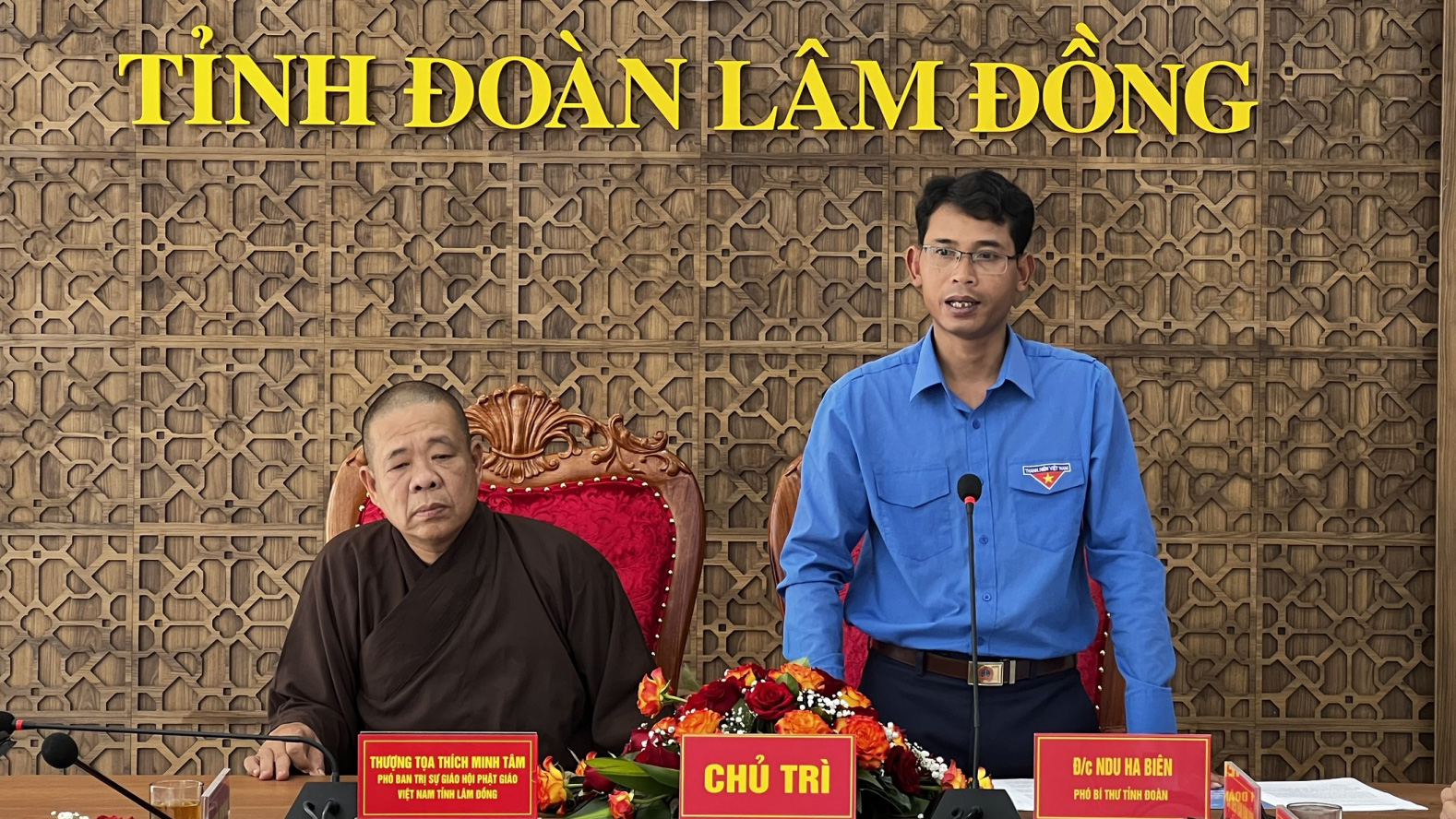 Anh Ndu Ha Biên - Phó Bí thư Tỉnh Đoàn, Phó Chủ tịch Thường trực Hội LHTN Việt Nam tỉnh phát biểu tại lễ ký kết